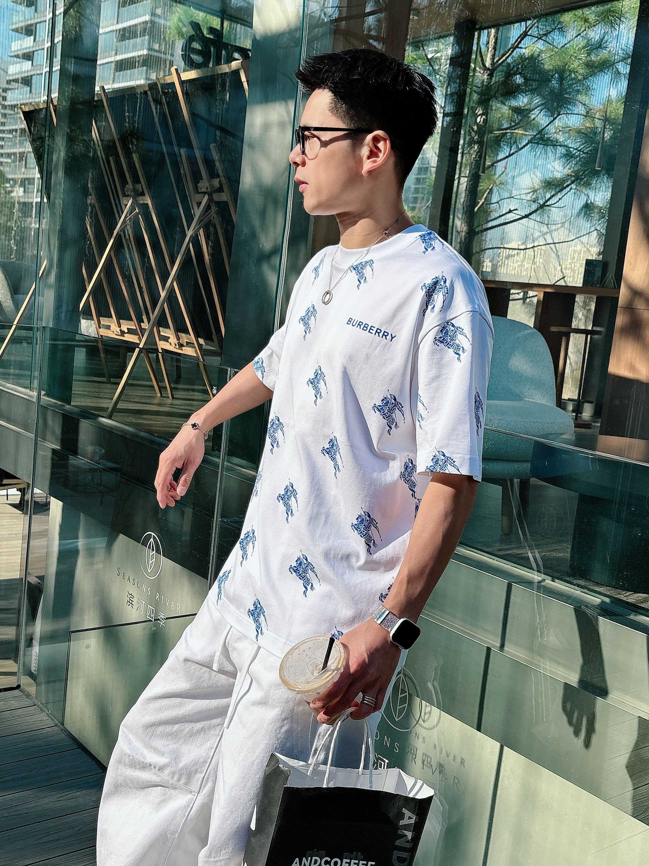 【 巴宝莉 2026春夏 · 高阶定制T恤】🔹 核心面料：秘鲁进口匹马棉 × 顶级丝光工艺🔹 核心体感：