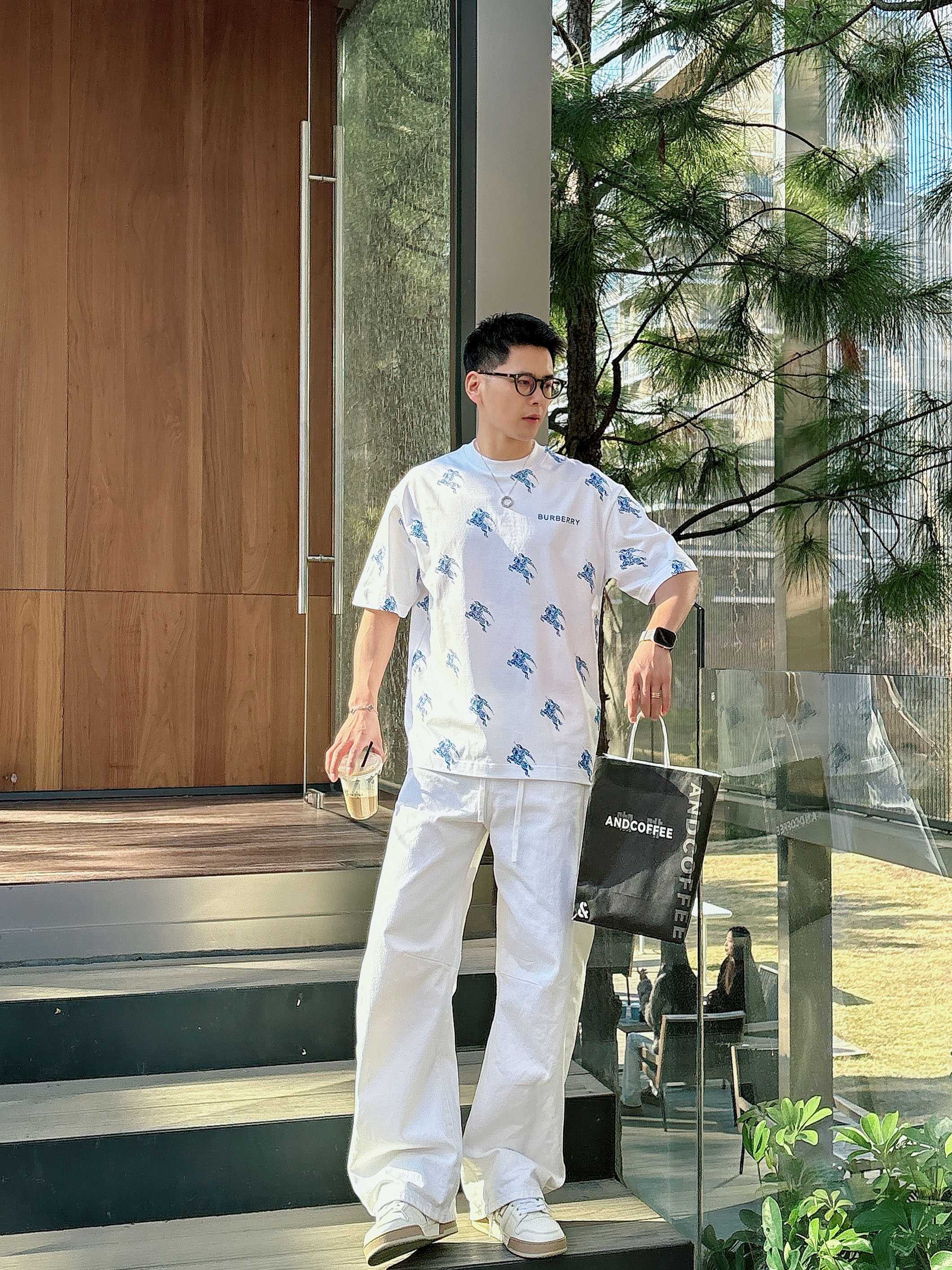 【 巴宝莉 2026春夏 · 高阶定制T恤】🔹 核心面料：秘鲁进口匹马棉 × 顶级丝光工艺🔹 核心体感：