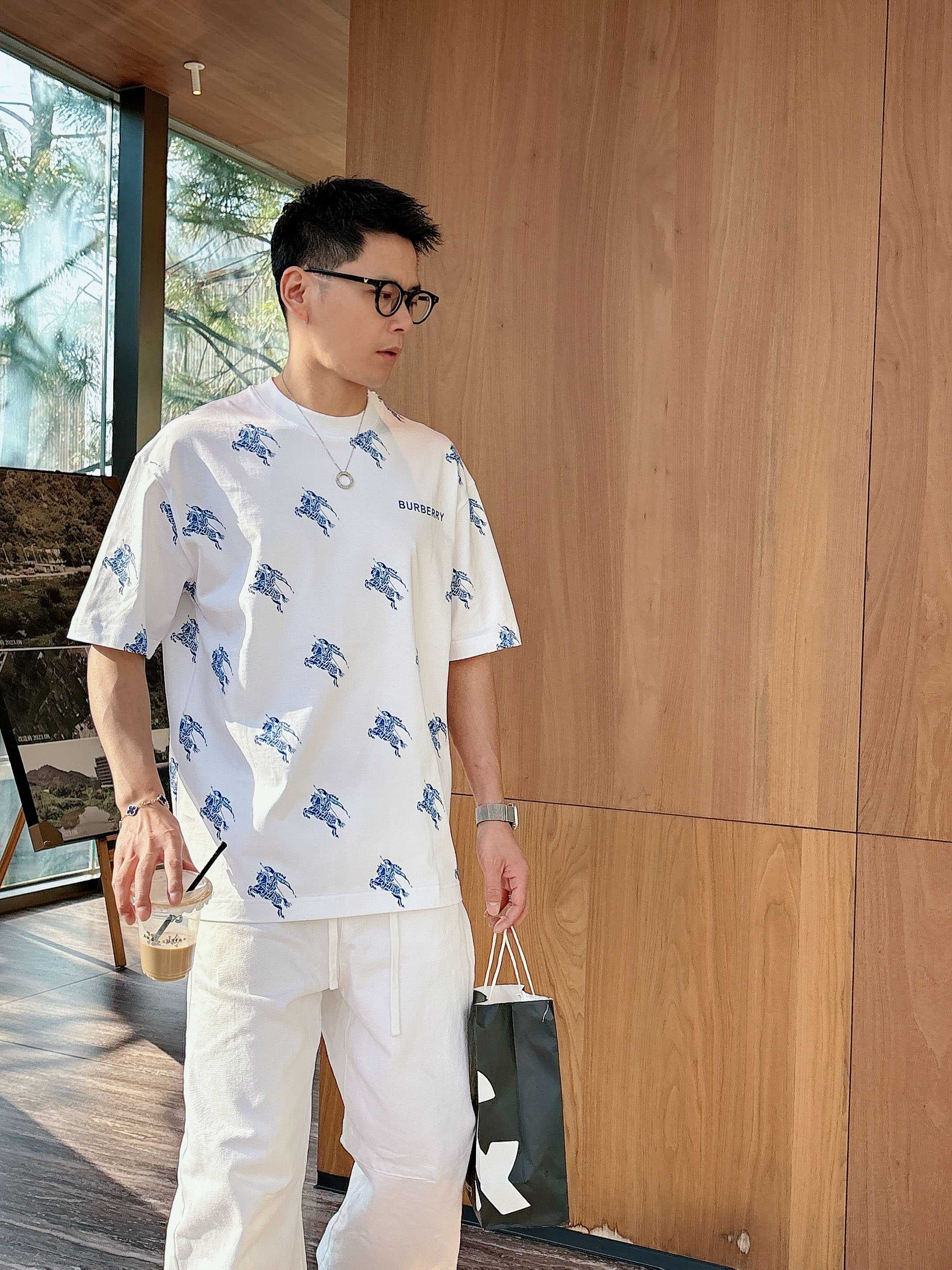 【 巴宝莉 2026春夏 · 高阶定制T恤】🔹 核心面料：秘鲁进口匹马棉 × 顶级丝光工艺🔹 核心体感：