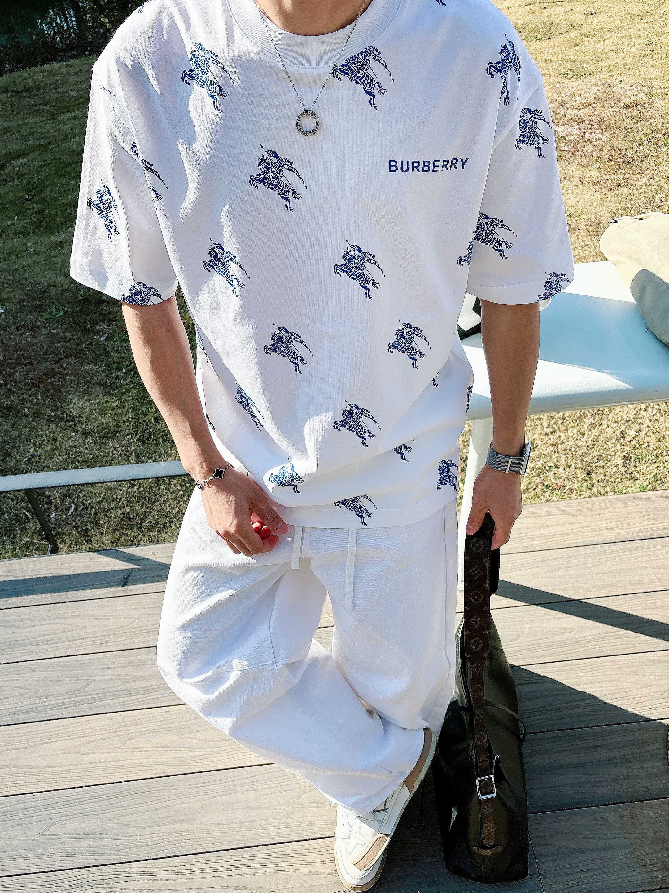 【 巴宝莉 2026春夏 · 高阶定制T恤】🔹 核心面料：秘鲁进口匹马棉 × 顶级丝光工艺🔹 核心体感：