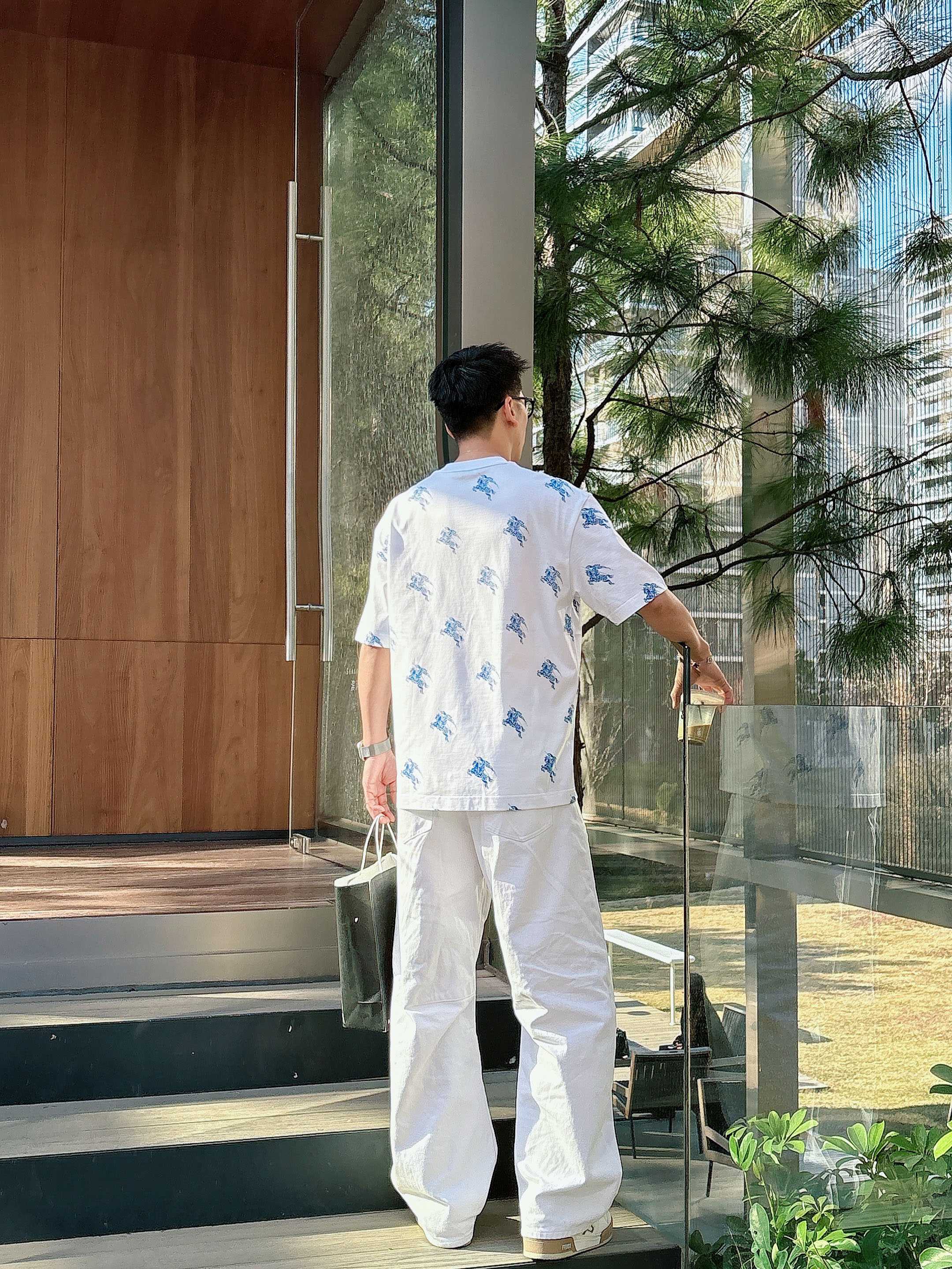 【 巴宝莉 2026春夏 · 高阶定制T恤】🔹 核心面料：秘鲁进口匹马棉 × 顶级丝光工艺🔹 核心体感：