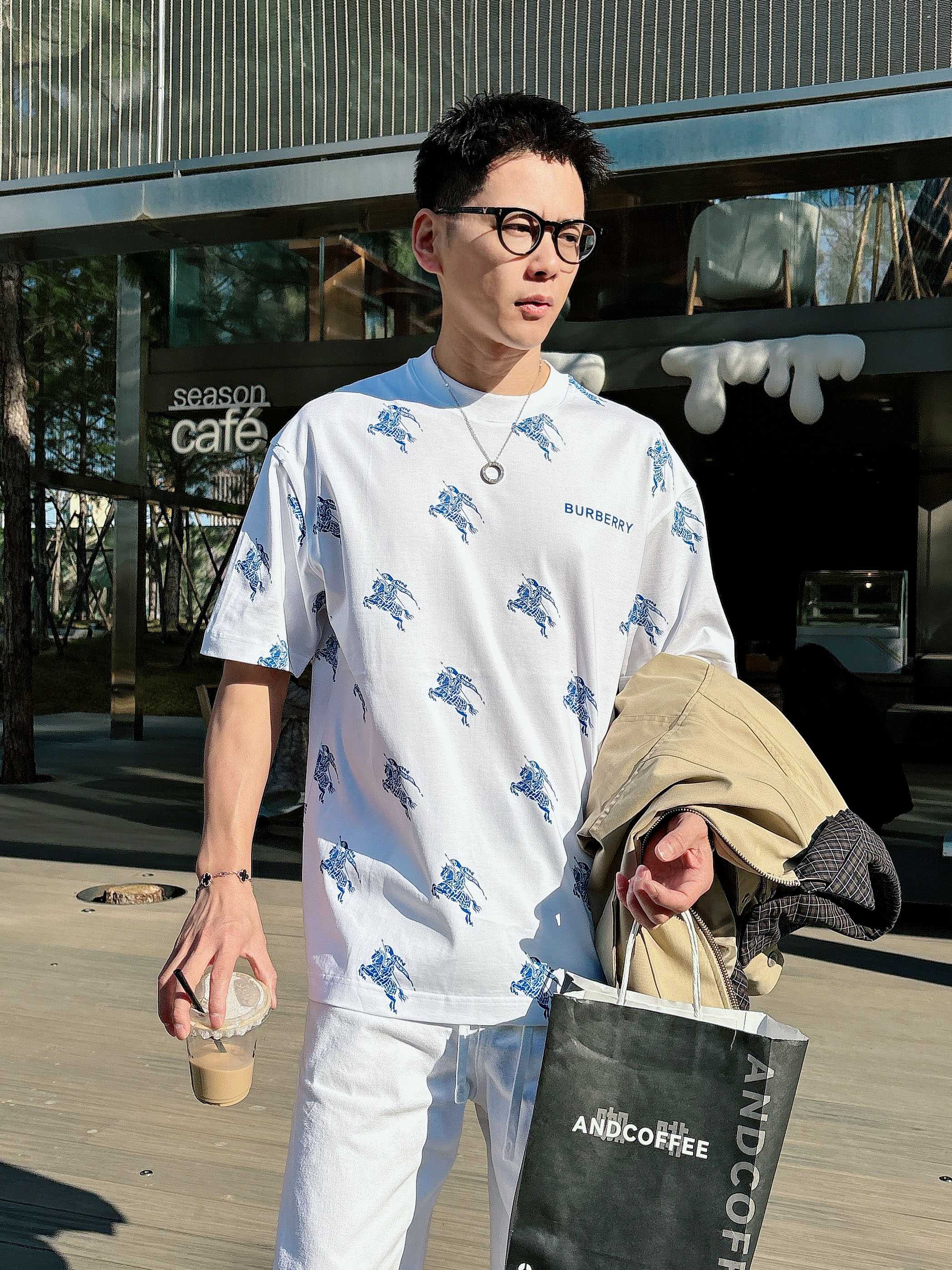 【 巴宝莉 2026春夏 · 高阶定制T恤】🔹 核心面料：秘鲁进口匹马棉 × 顶级丝光工艺🔹 核心体感：