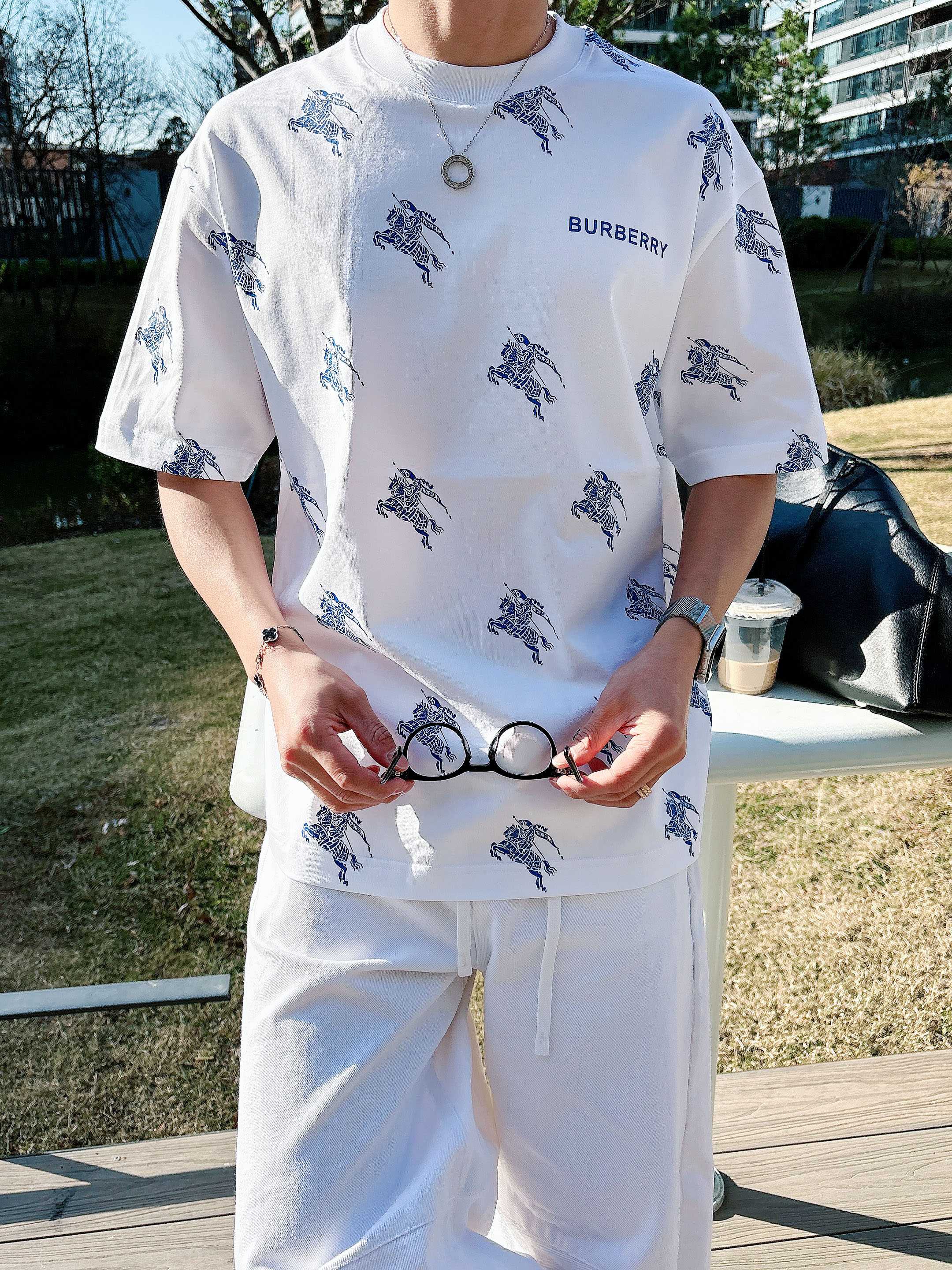 【 巴宝莉 2026春夏 · 高阶定制T恤】🔹 核心面料：秘鲁进口匹马棉 × 顶级丝光工艺🔹 核心体感：