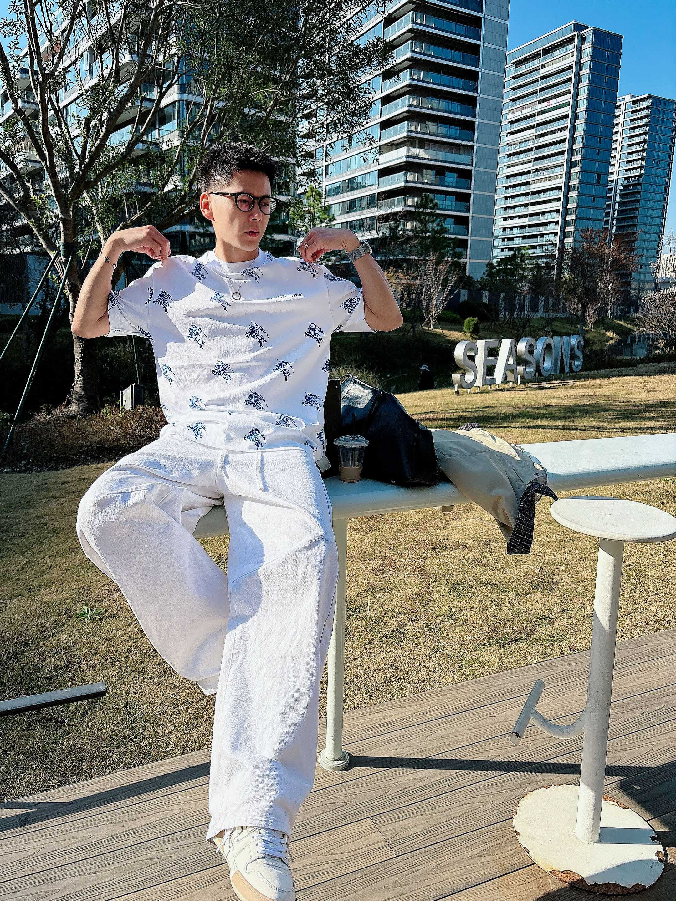 【 巴宝莉 2026春夏 · 高阶定制T恤】🔹 核心面料：秘鲁进口匹马棉 × 顶级丝光工艺🔹 核心体感：