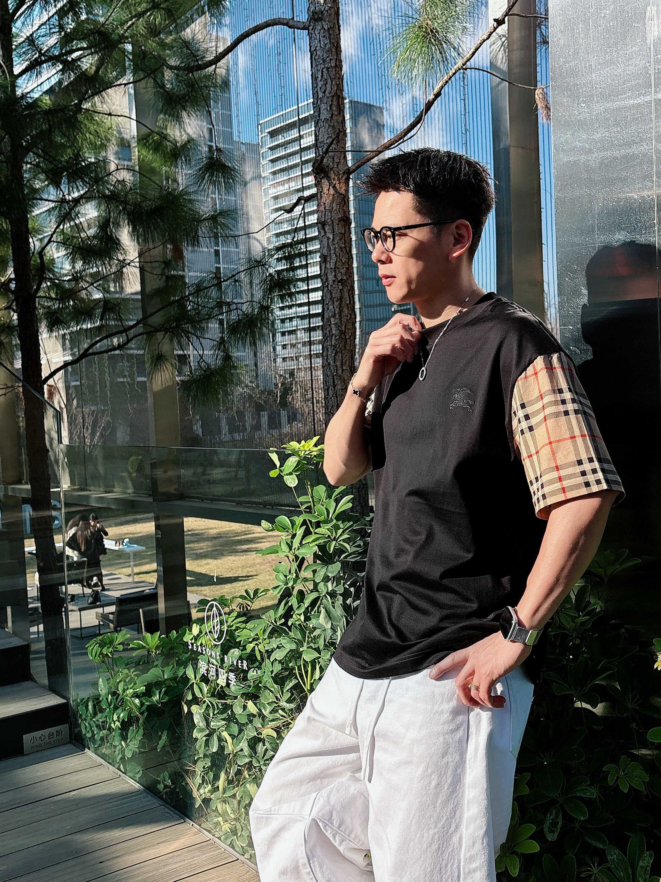 【 巴宝莉 2026春夏 · 高阶定制T恤】🔹 核心面料：秘鲁进口匹马棉 × 顶级丝光工艺🔹 核心体感：