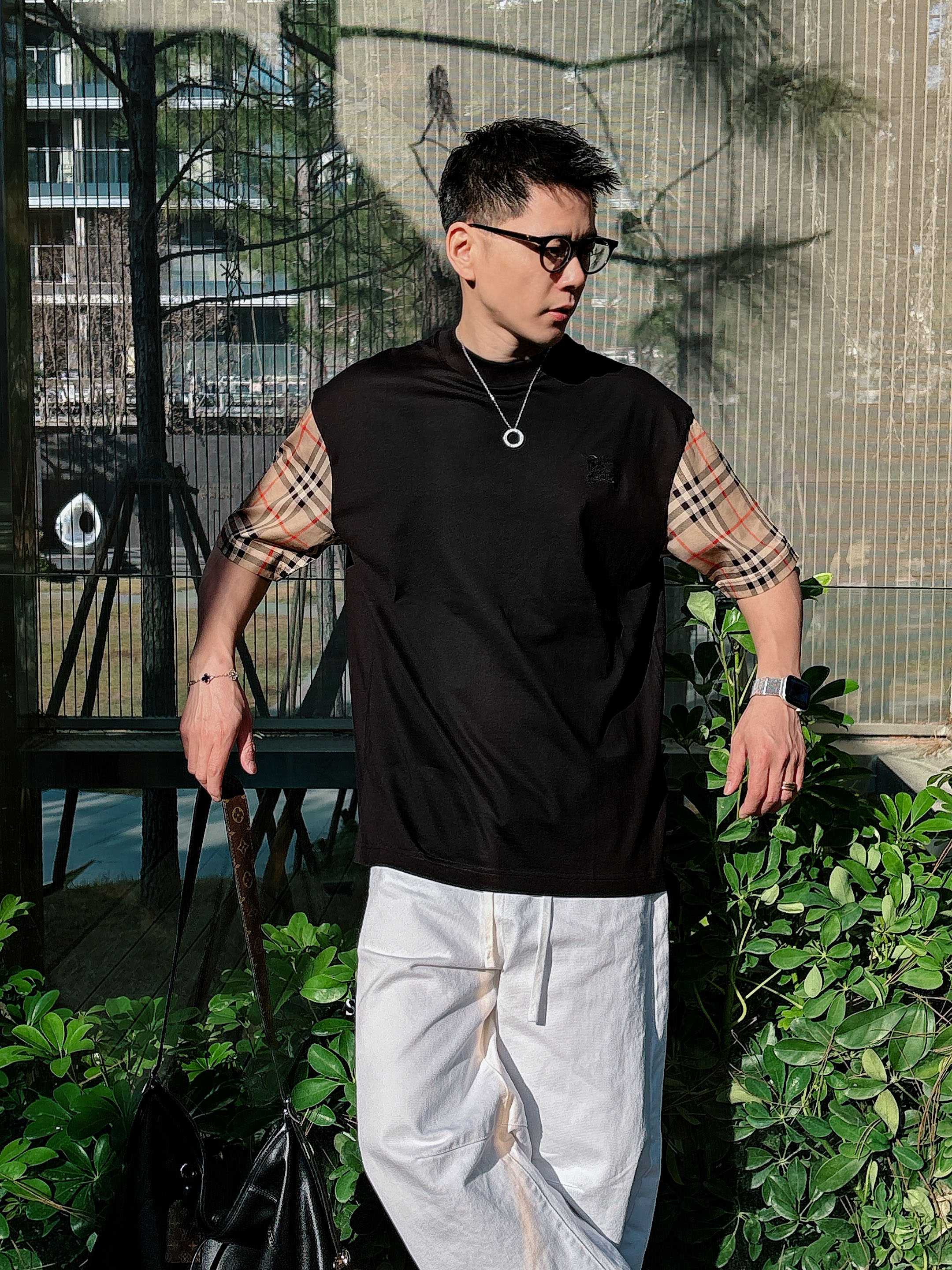 【 巴宝莉 2026春夏 · 高阶定制T恤】🔹 核心面料：秘鲁进口匹马棉 × 顶级丝光工艺🔹 核心体感：