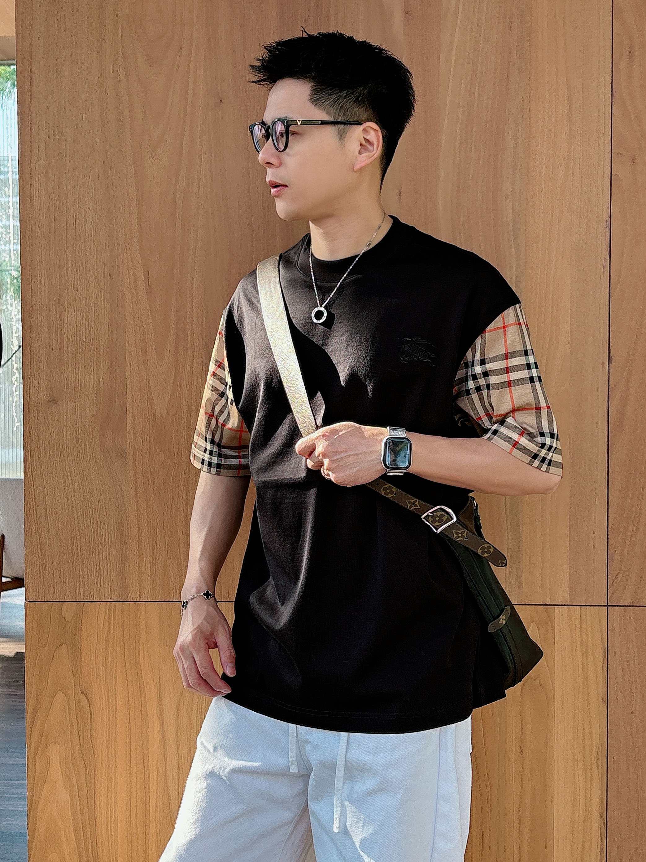 【 巴宝莉 2026春夏 · 高阶定制T恤】🔹 核心面料：秘鲁进口匹马棉 × 顶级丝光工艺🔹 核心体感：