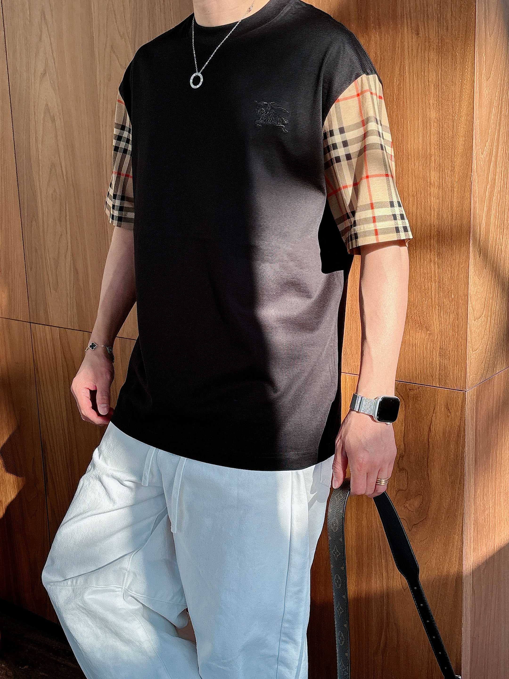 【 巴宝莉 2026春夏 · 高阶定制T恤】🔹 核心面料：秘鲁进口匹马棉 × 顶级丝光工艺🔹 核心体感：