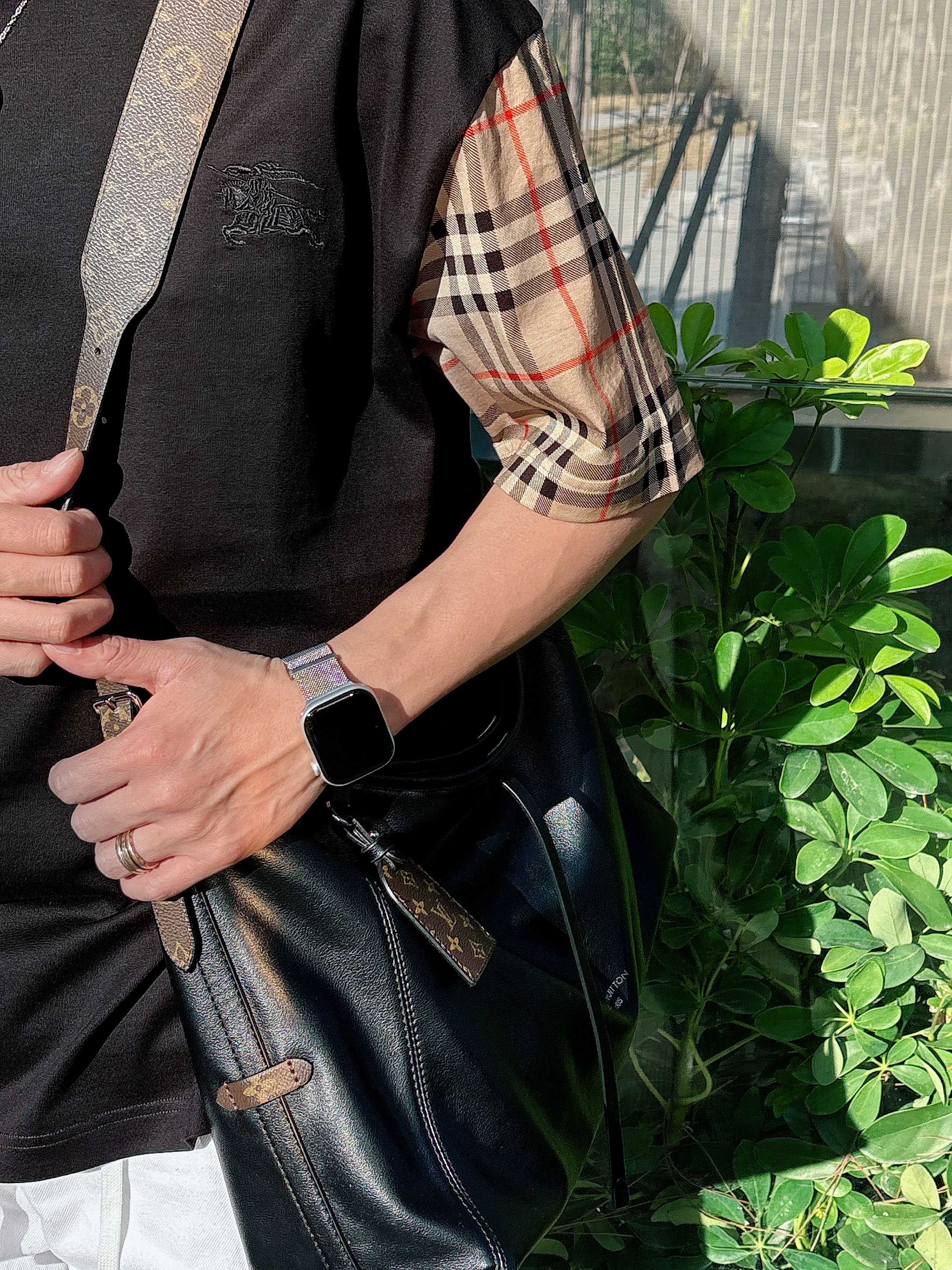 【 巴宝莉 2026春夏 · 高阶定制T恤】🔹 核心面料：秘鲁进口匹马棉 × 顶级丝光工艺🔹 核心体感：