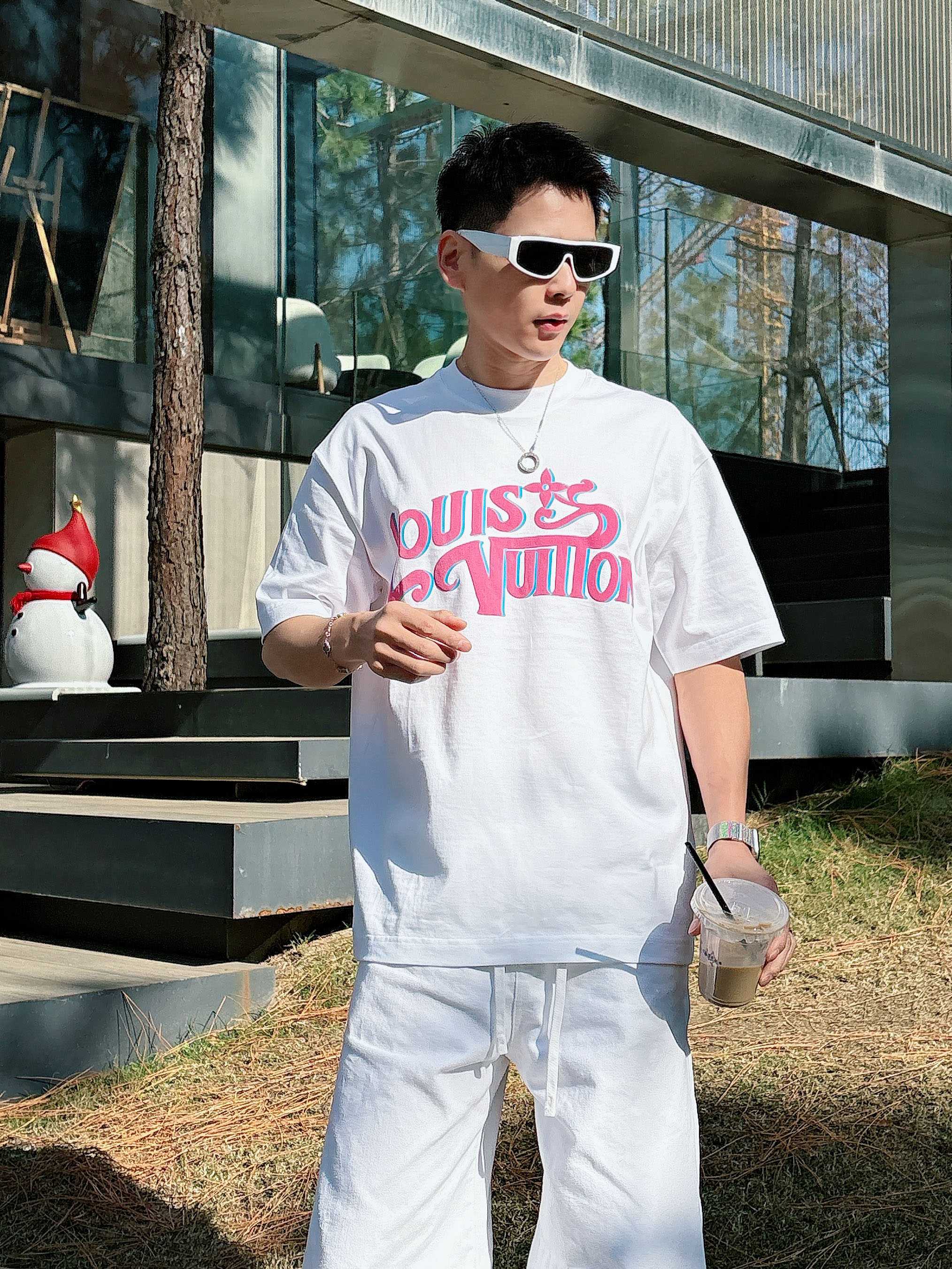 【 LV 2026春夏 · 高阶定制T恤】🔹 核心面料：秘鲁进口匹马棉 × 顶级丝光工艺🔹 核心体感：蚕