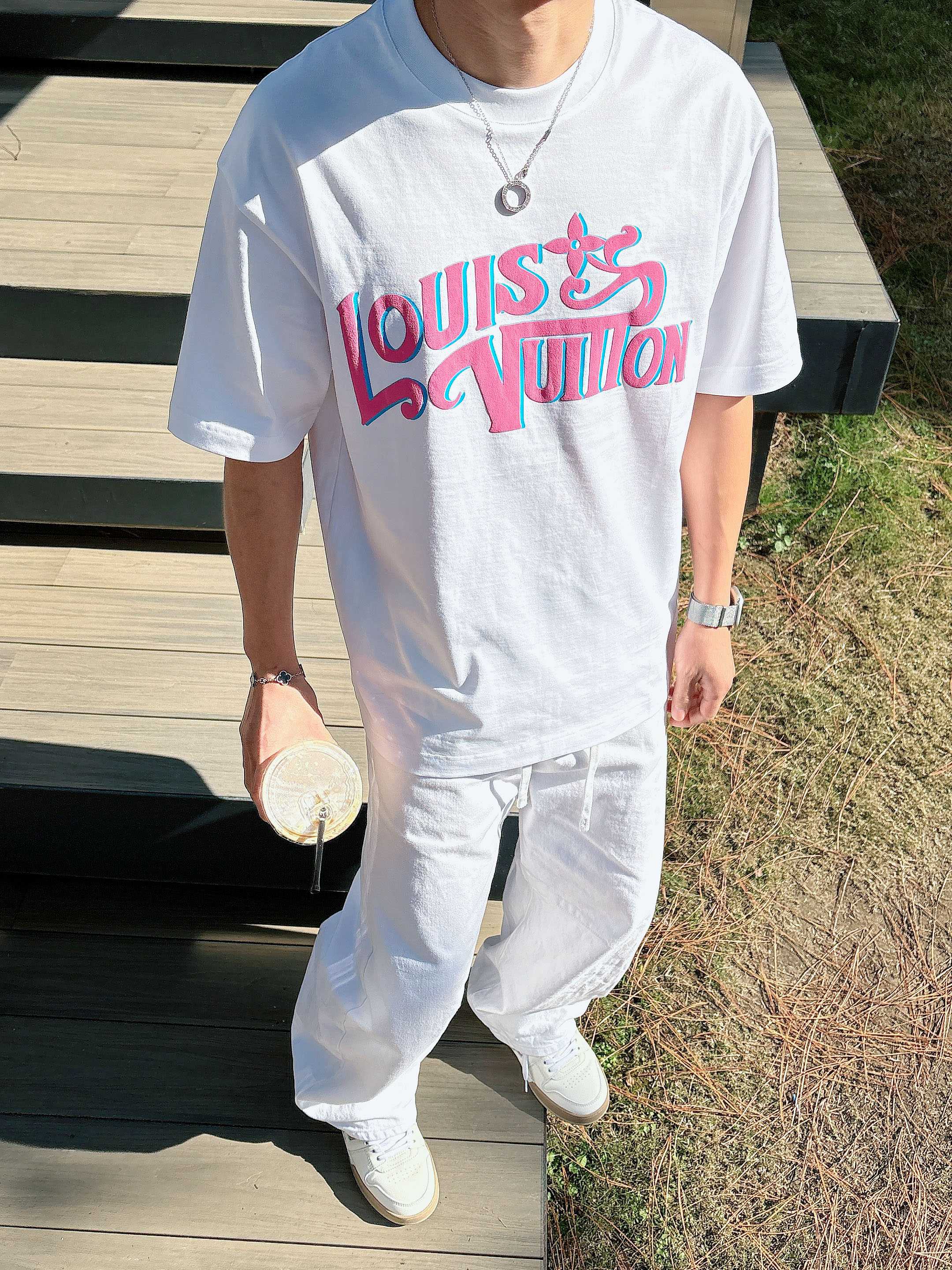 【 LV 2026春夏 · 高阶定制T恤】🔹 核心面料：秘鲁进口匹马棉 × 顶级丝光工艺🔹 核心体感：蚕