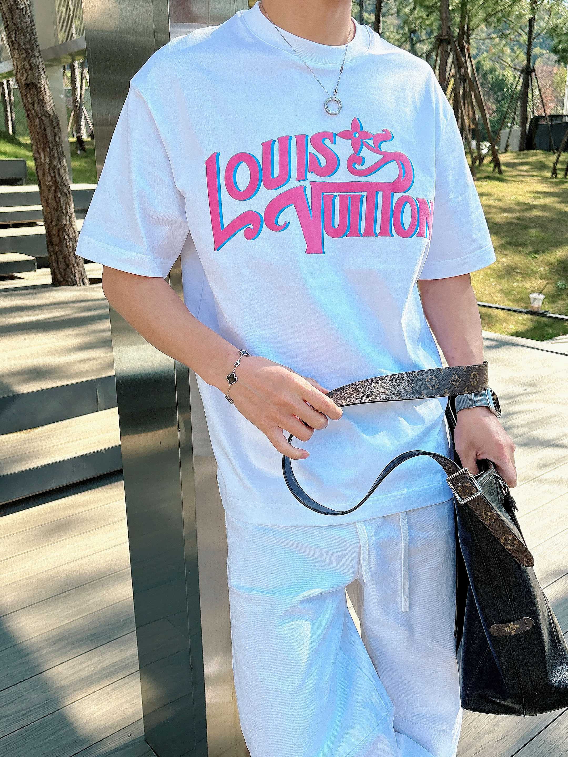 【 LV 2026春夏 · 高阶定制T恤】🔹 核心面料：秘鲁进口匹马棉 × 顶级丝光工艺🔹 核心体感：蚕