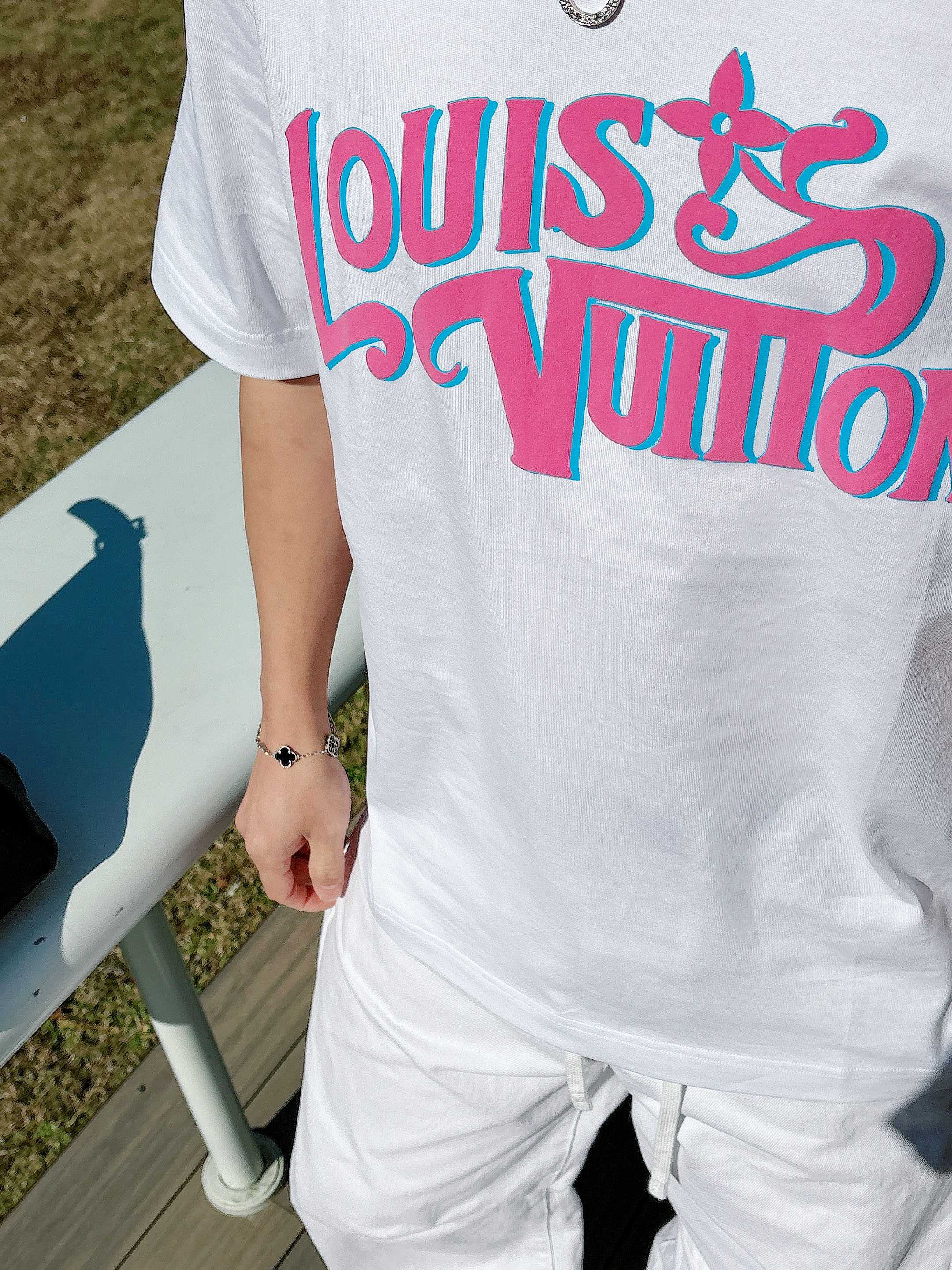 【 LV 2026春夏 · 高阶定制T恤】🔹 核心面料：秘鲁进口匹马棉 × 顶级丝光工艺🔹 核心体感：蚕