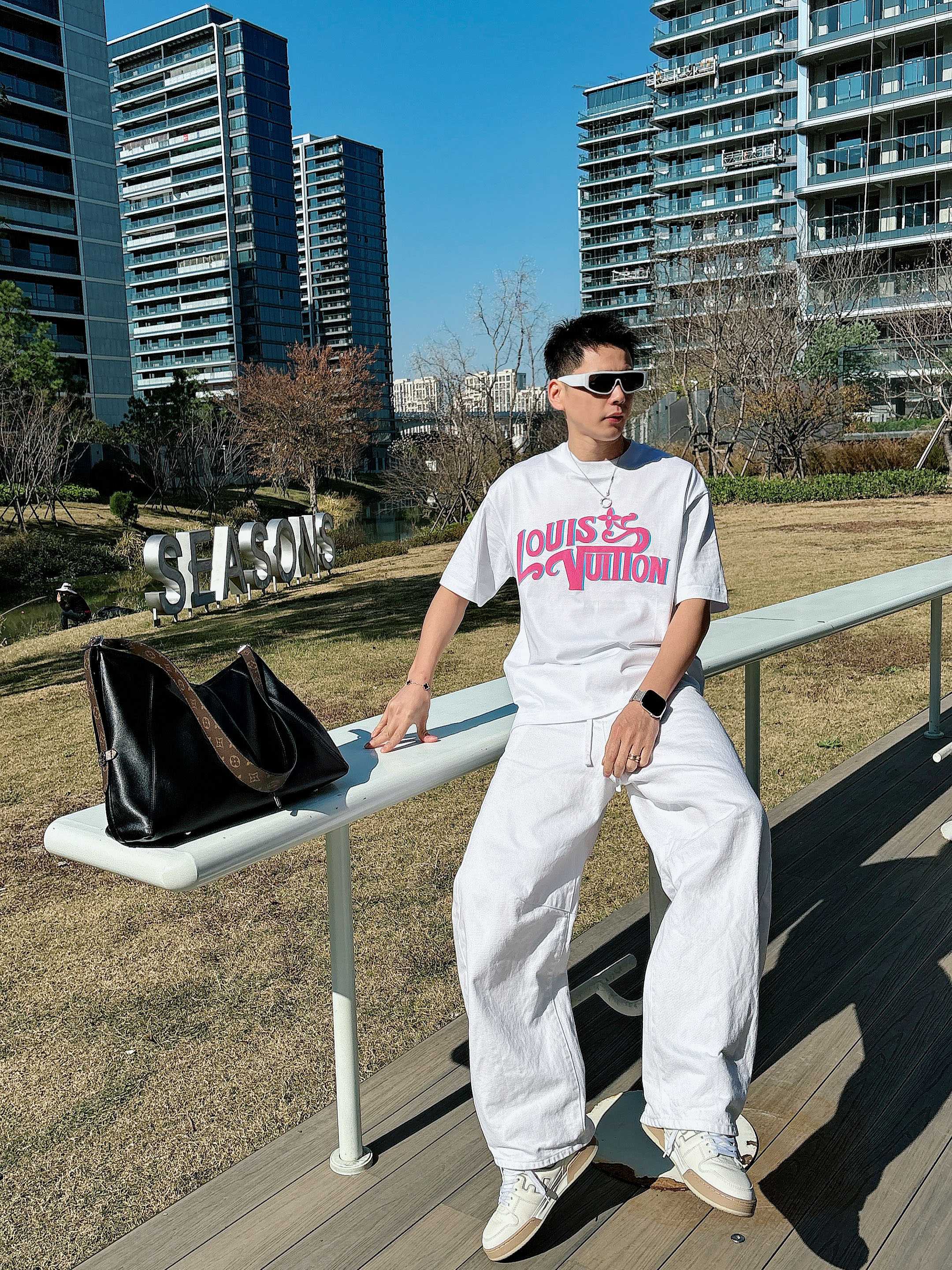 【 LV 2026春夏 · 高阶定制T恤】🔹 核心面料：秘鲁进口匹马棉 × 顶级丝光工艺🔹 核心体感：蚕