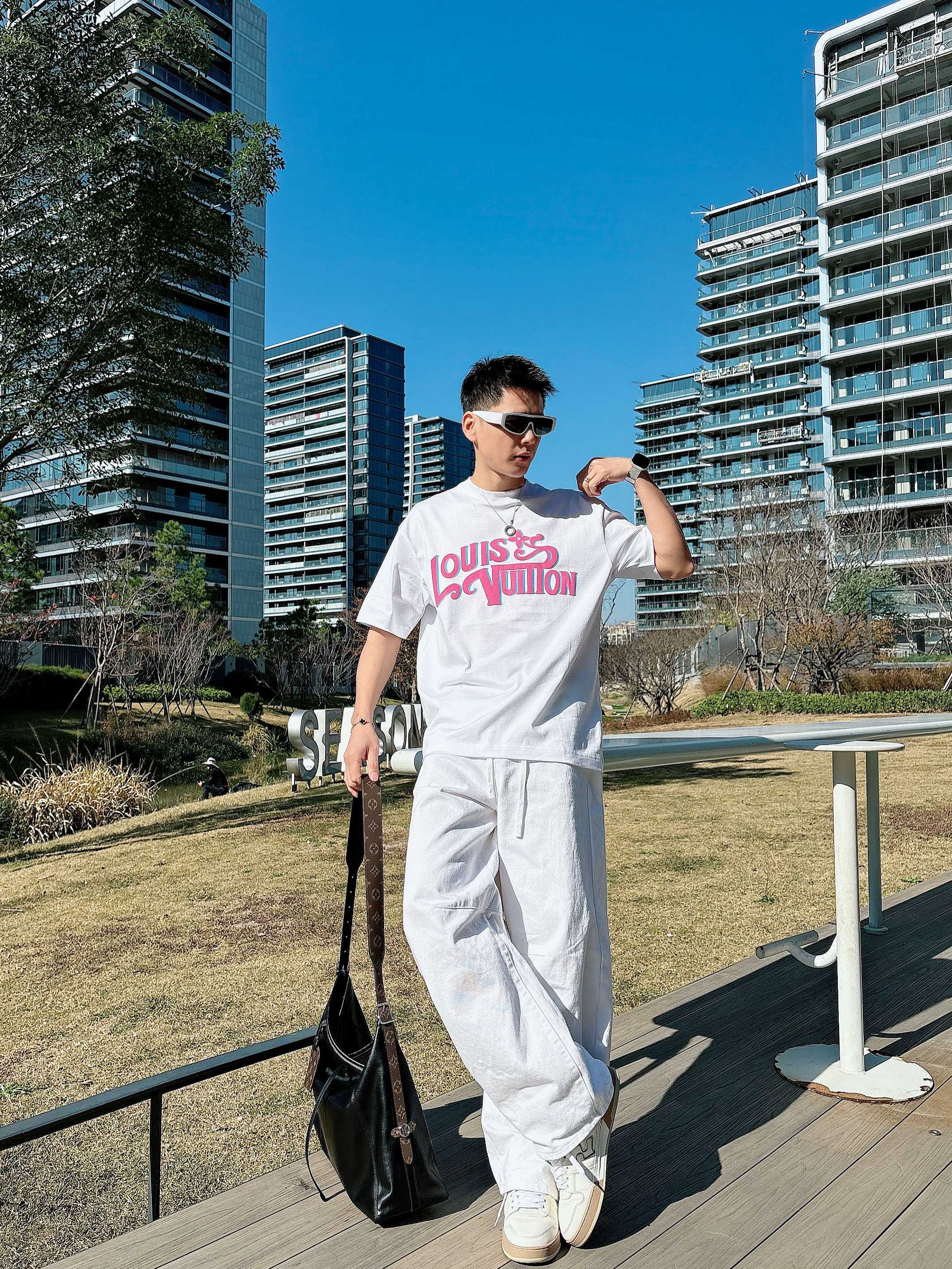 【 LV 2026春夏 · 高阶定制T恤】🔹 核心面料：秘鲁进口匹马棉 × 顶级丝光工艺🔹 核心体感：蚕