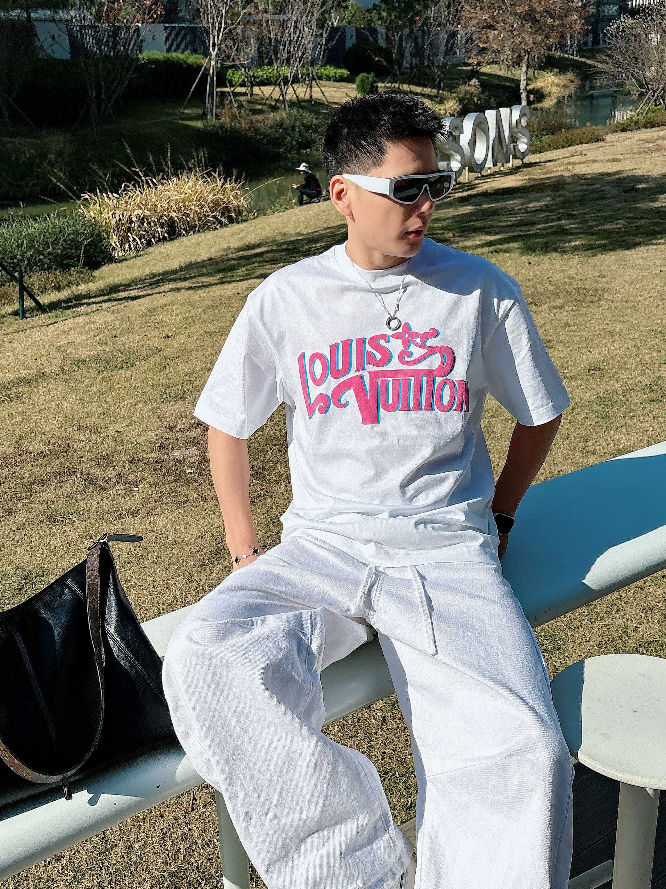 【 LV 2026春夏 · 高阶定制T恤】🔹 核心面料：秘鲁进口匹马棉 × 顶级丝光工艺🔹 核心体感：蚕