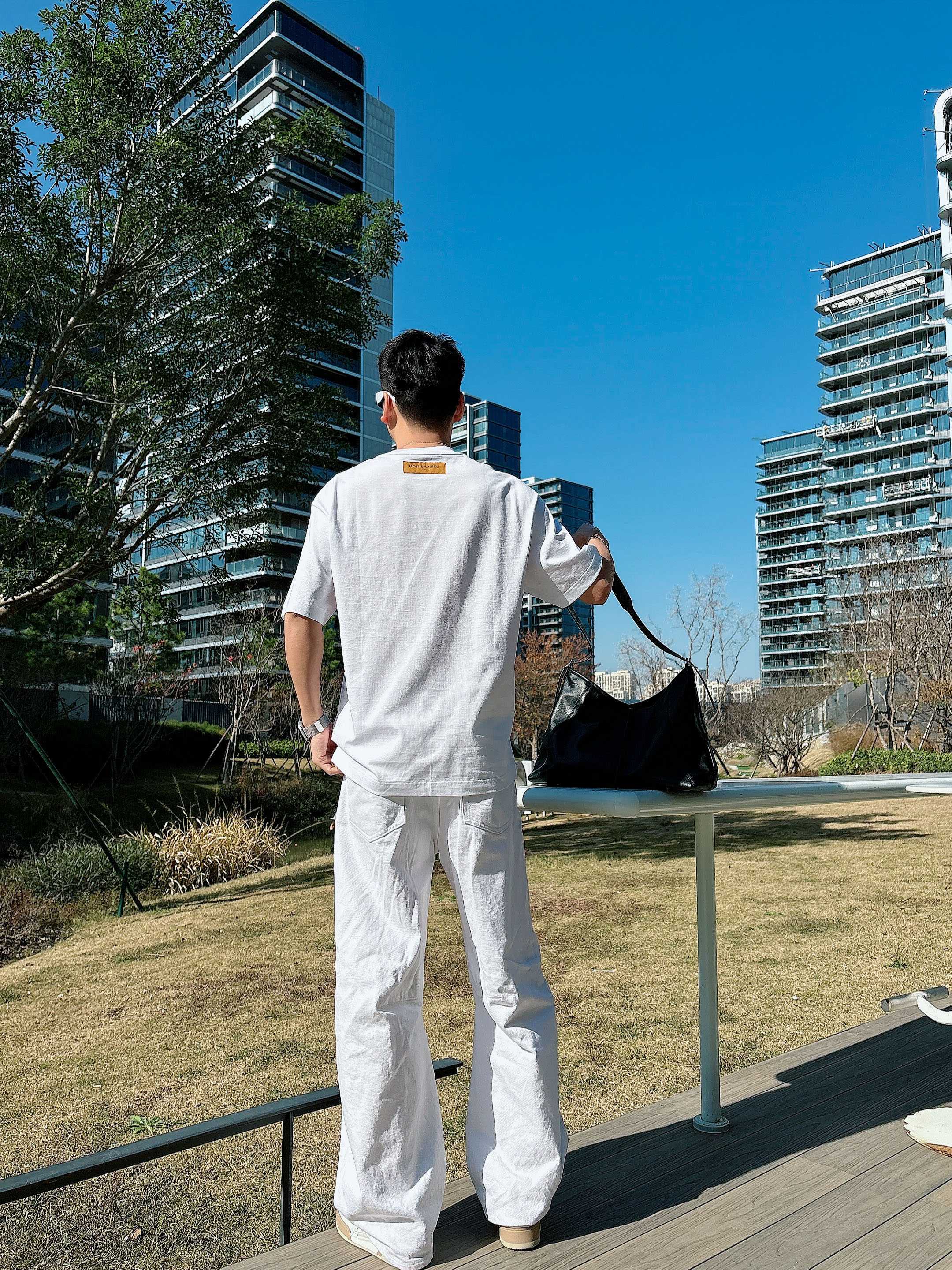 【 LV 2026春夏 · 高阶定制T恤】🔹 核心面料：秘鲁进口匹马棉 × 顶级丝光工艺🔹 核心体感：蚕