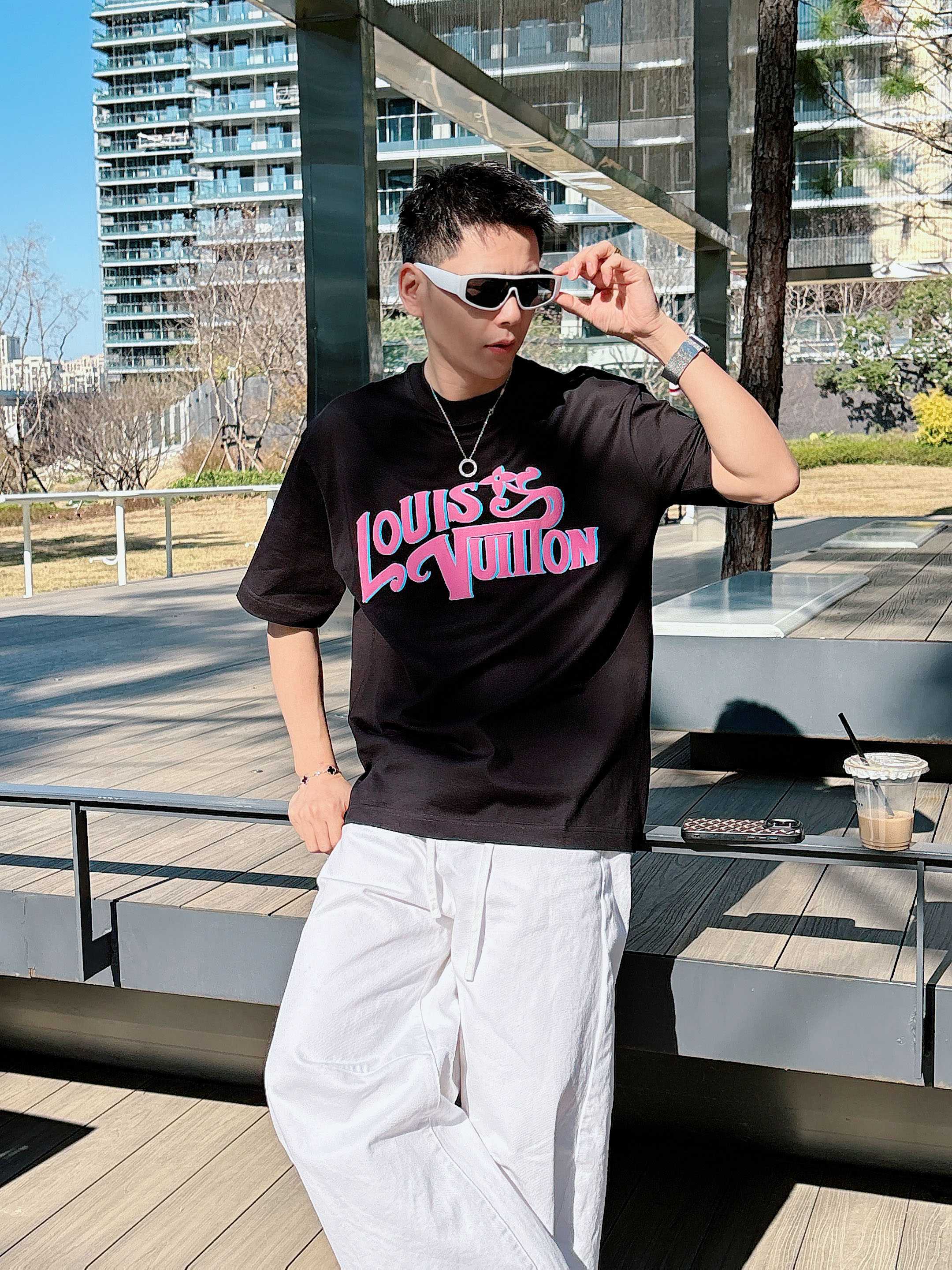 【 LV 2026春夏 · 高阶定制T恤】🔹 核心面料：秘鲁进口匹马棉 × 顶级丝光工艺🔹 核心体感：蚕