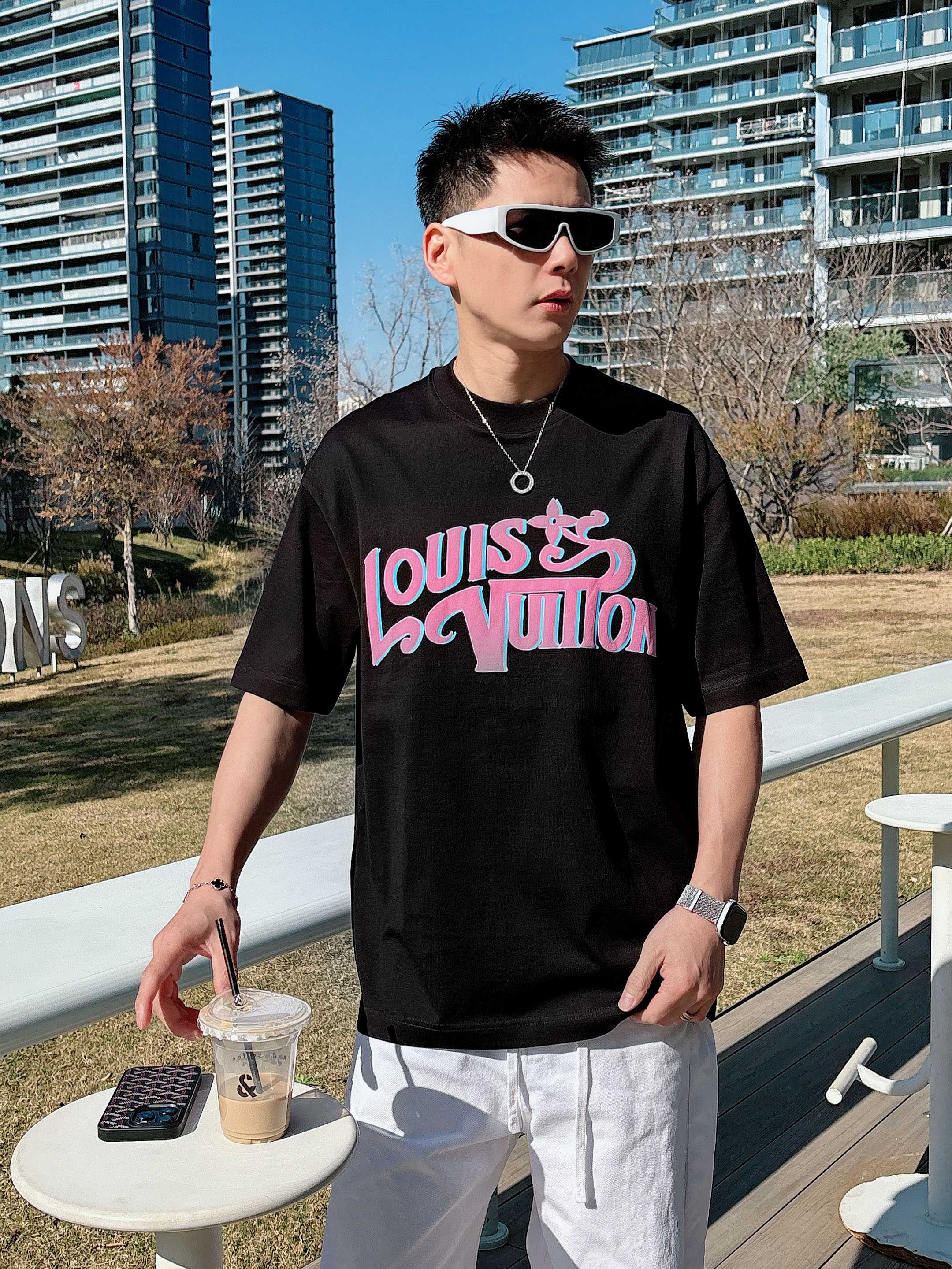 【 LV 2026春夏 · 高阶定制T恤】🔹 核心面料：秘鲁进口匹马棉 × 顶级丝光工艺🔹 核心体感：蚕