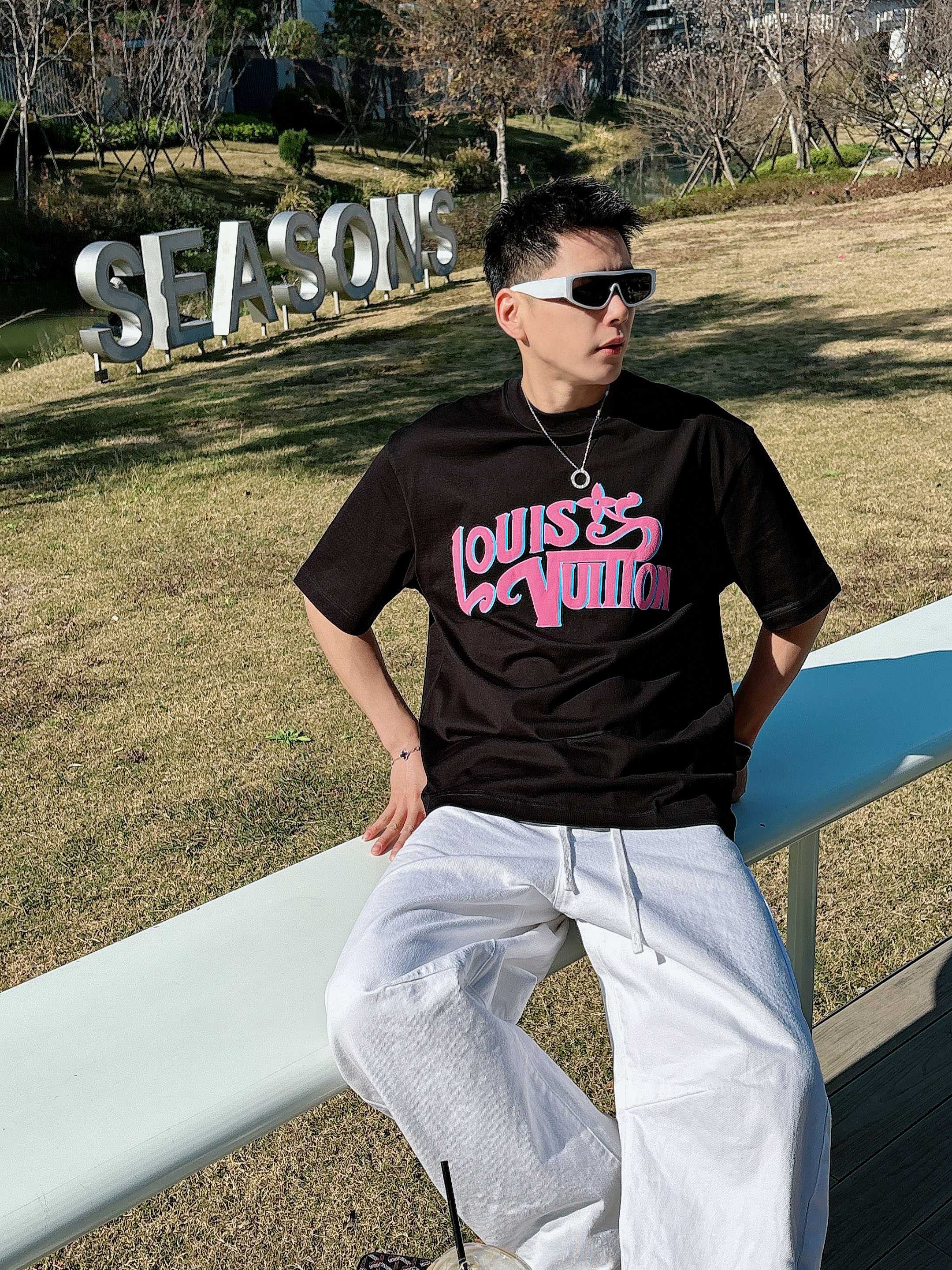 【 LV 2026春夏 · 高阶定制T恤】🔹 核心面料：秘鲁进口匹马棉 × 顶级丝光工艺🔹 核心体感：蚕