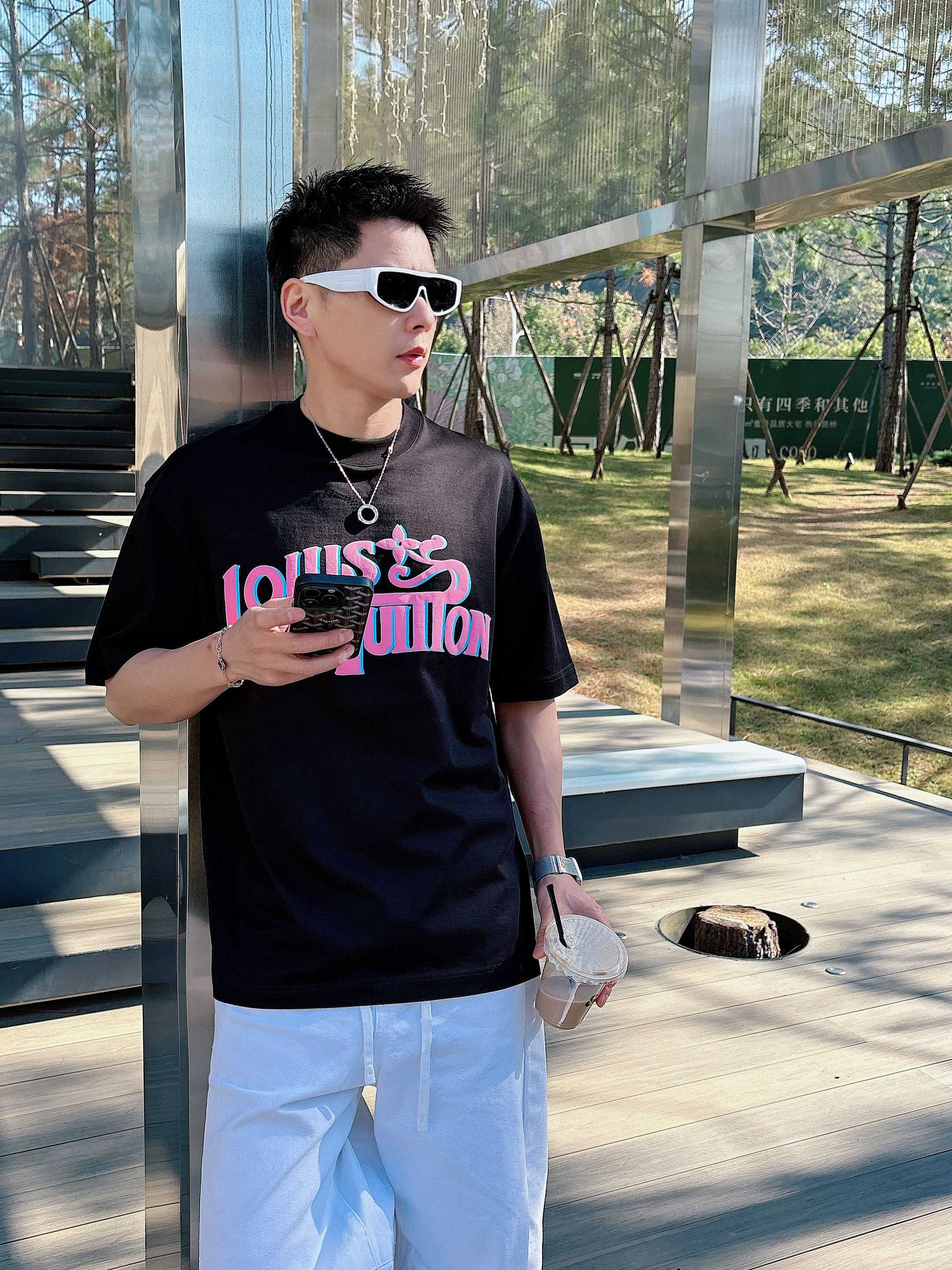 【 LV 2026春夏 · 高阶定制T恤】🔹 核心面料：秘鲁进口匹马棉 × 顶级丝光工艺🔹 核心体感：蚕