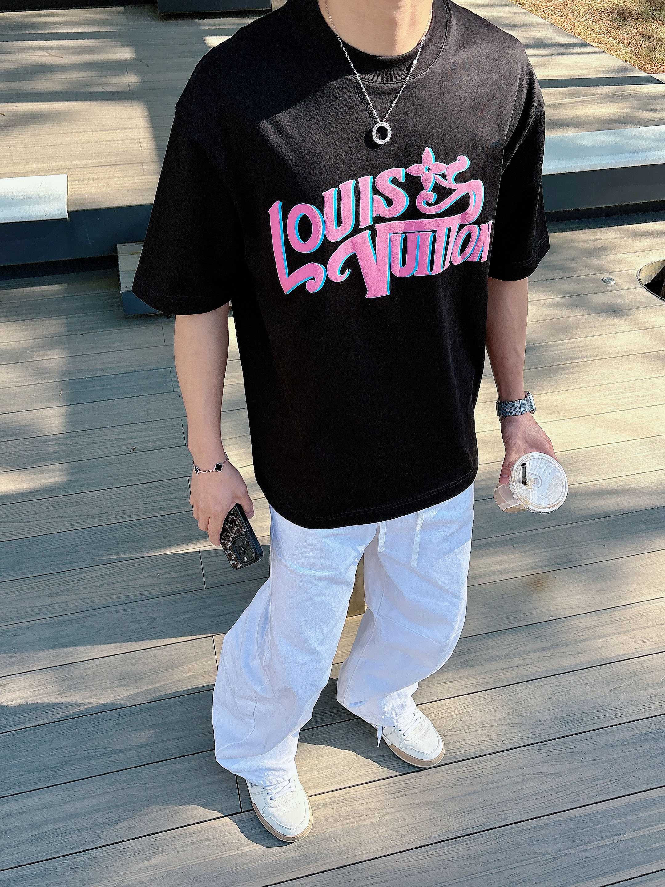 【 LV 2026春夏 · 高阶定制T恤】🔹 核心面料：秘鲁进口匹马棉 × 顶级丝光工艺🔹 核心体感：蚕