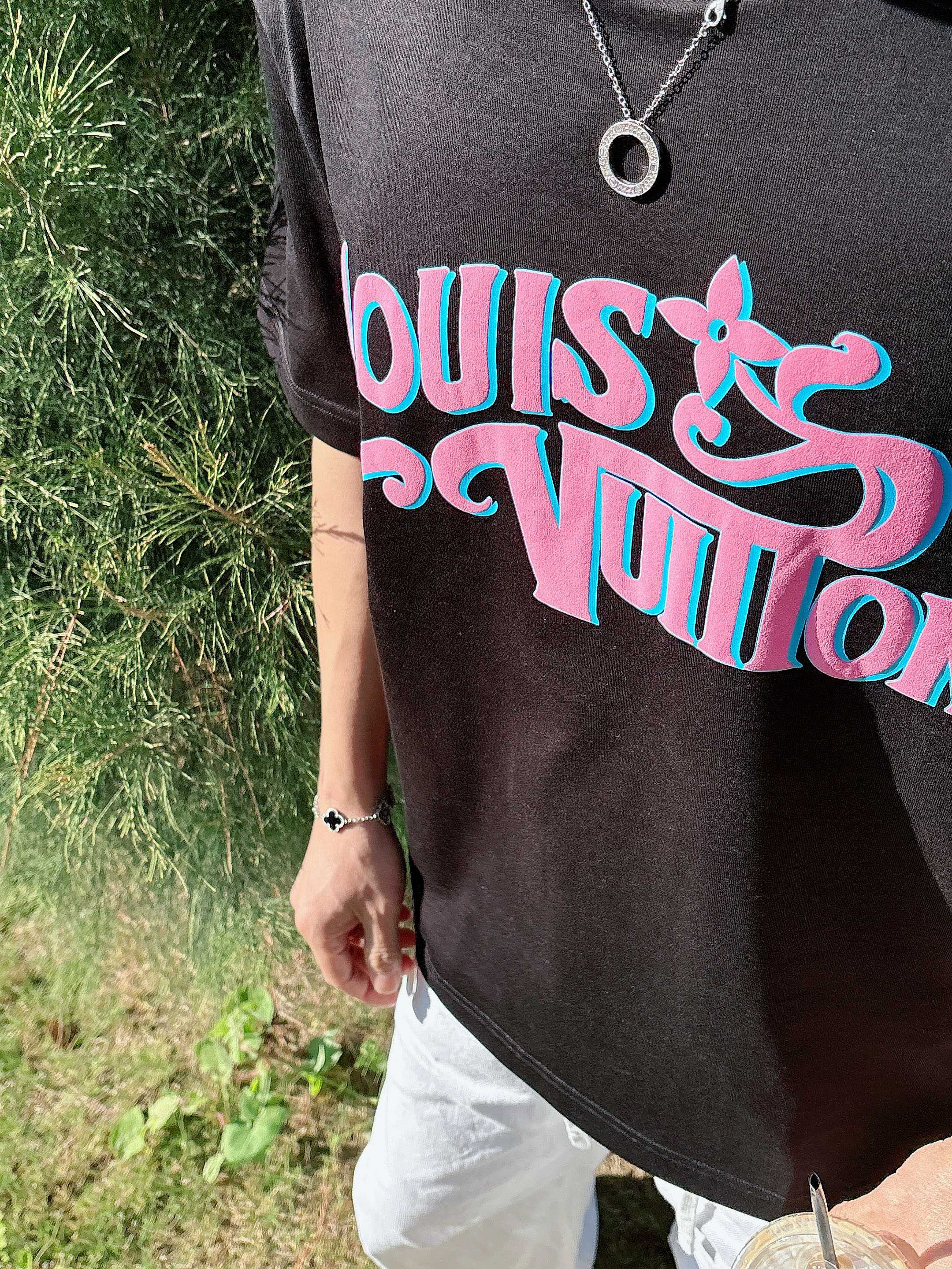 【 LV 2026春夏 · 高阶定制T恤】🔹 核心面料：秘鲁进口匹马棉 × 顶级丝光工艺🔹 核心体感：蚕