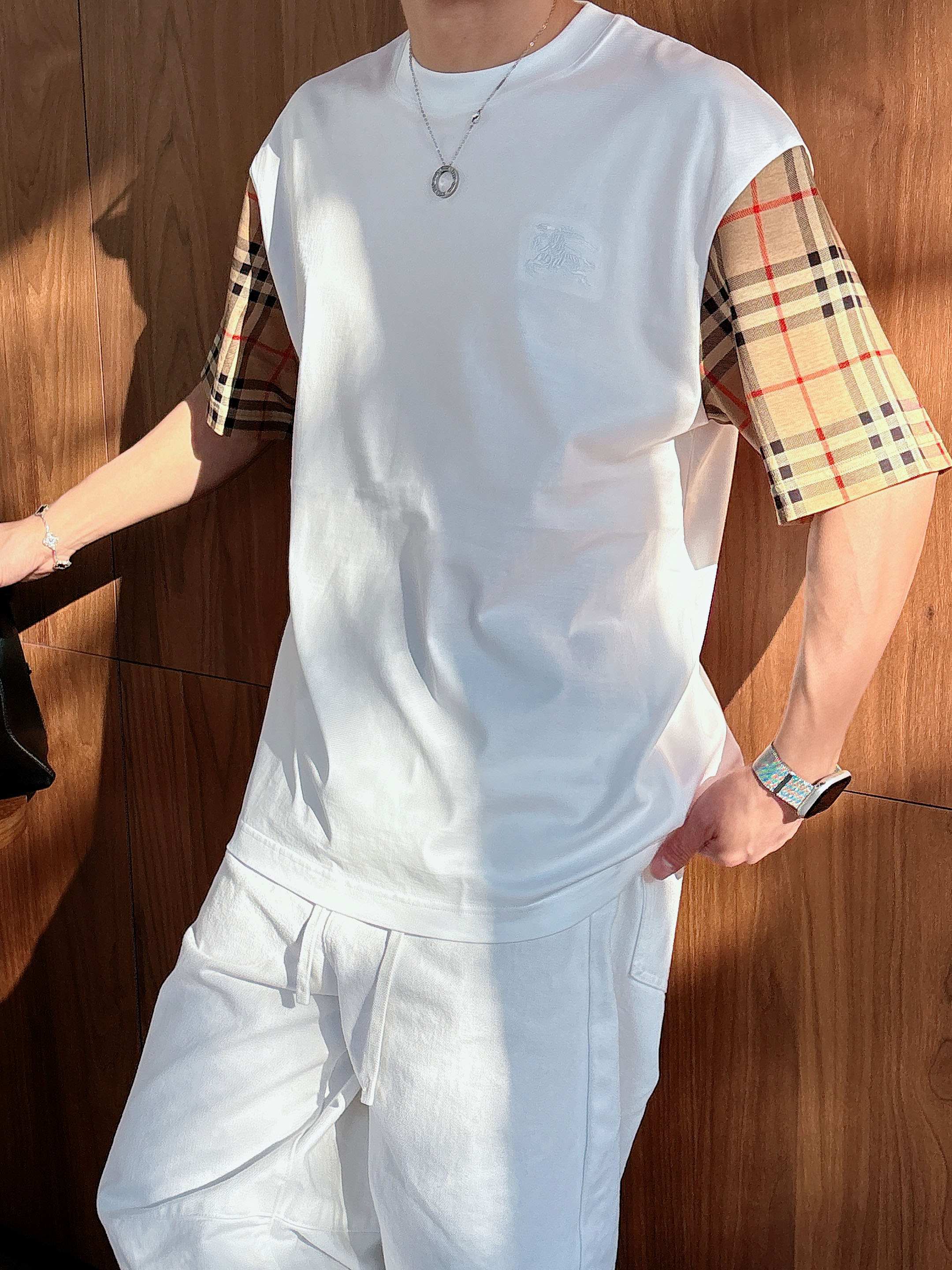 【 巴宝莉 2026春夏 · 高阶定制T恤】🔹 核心面料：秘鲁进口匹马棉 × 顶级丝光工艺🔹 核心体感：