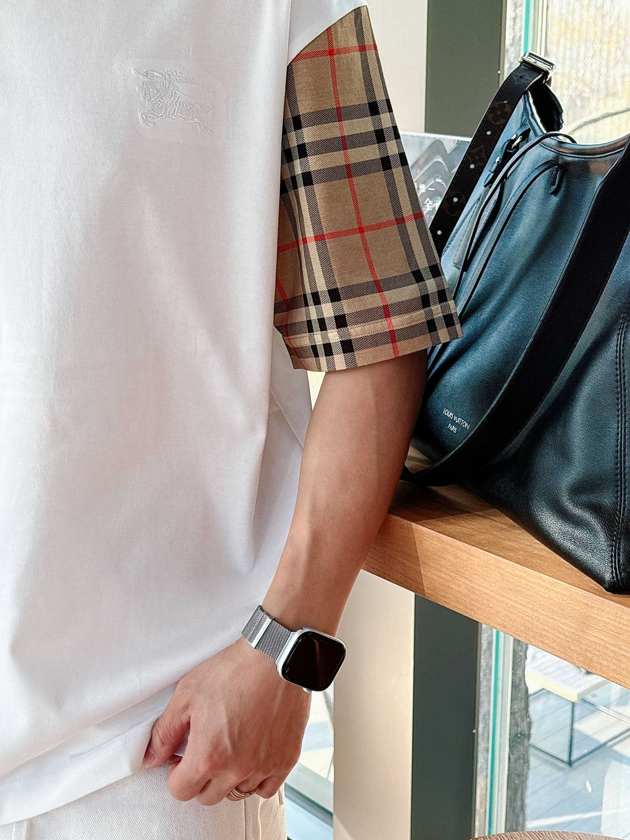 【 巴宝莉 2026春夏 · 高阶定制T恤】🔹 核心面料：秘鲁进口匹马棉 × 顶级丝光工艺🔹 核心体感：