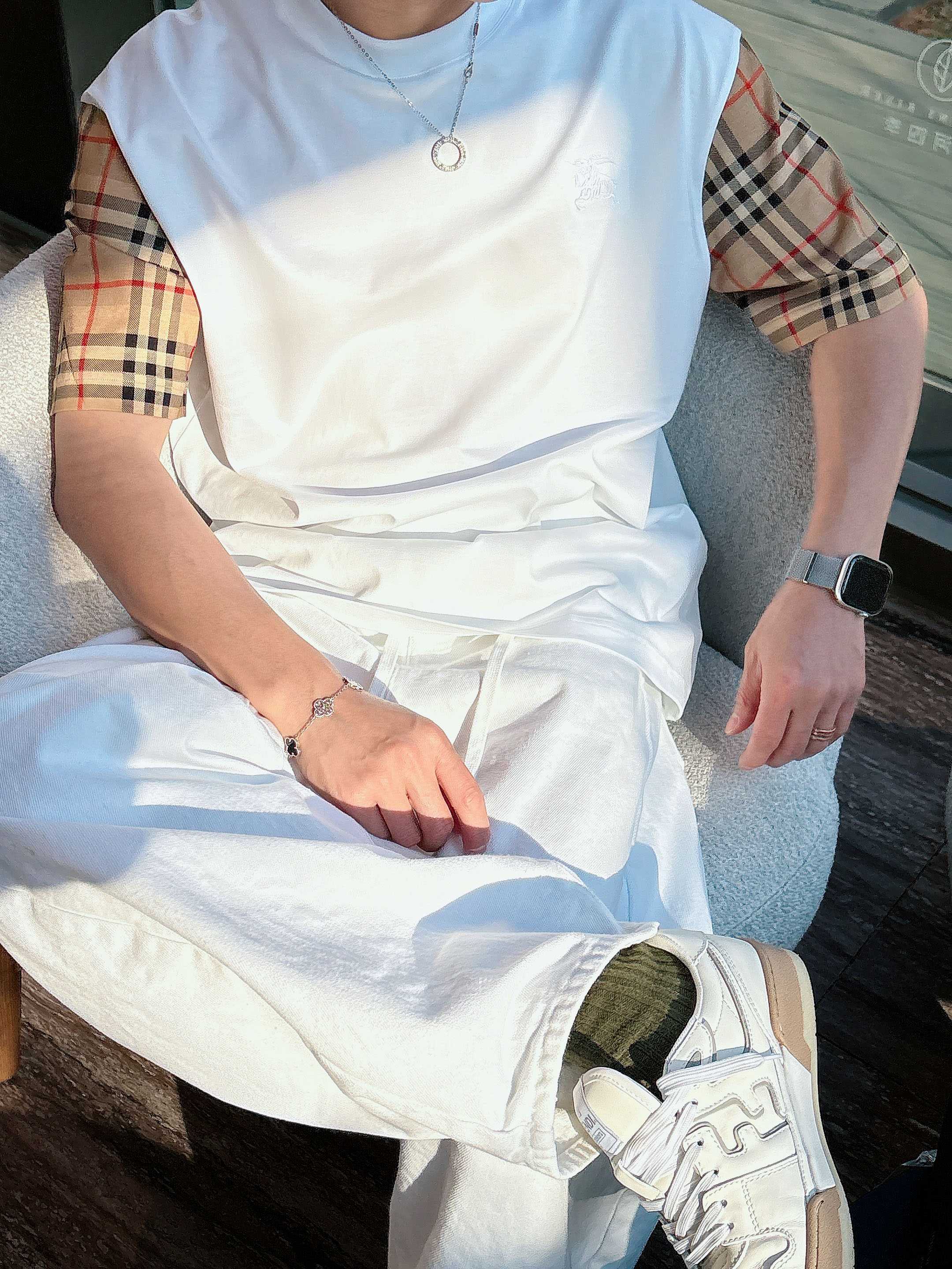 【 巴宝莉 2026春夏 · 高阶定制T恤】🔹 核心面料：秘鲁进口匹马棉 × 顶级丝光工艺🔹 核心体感：