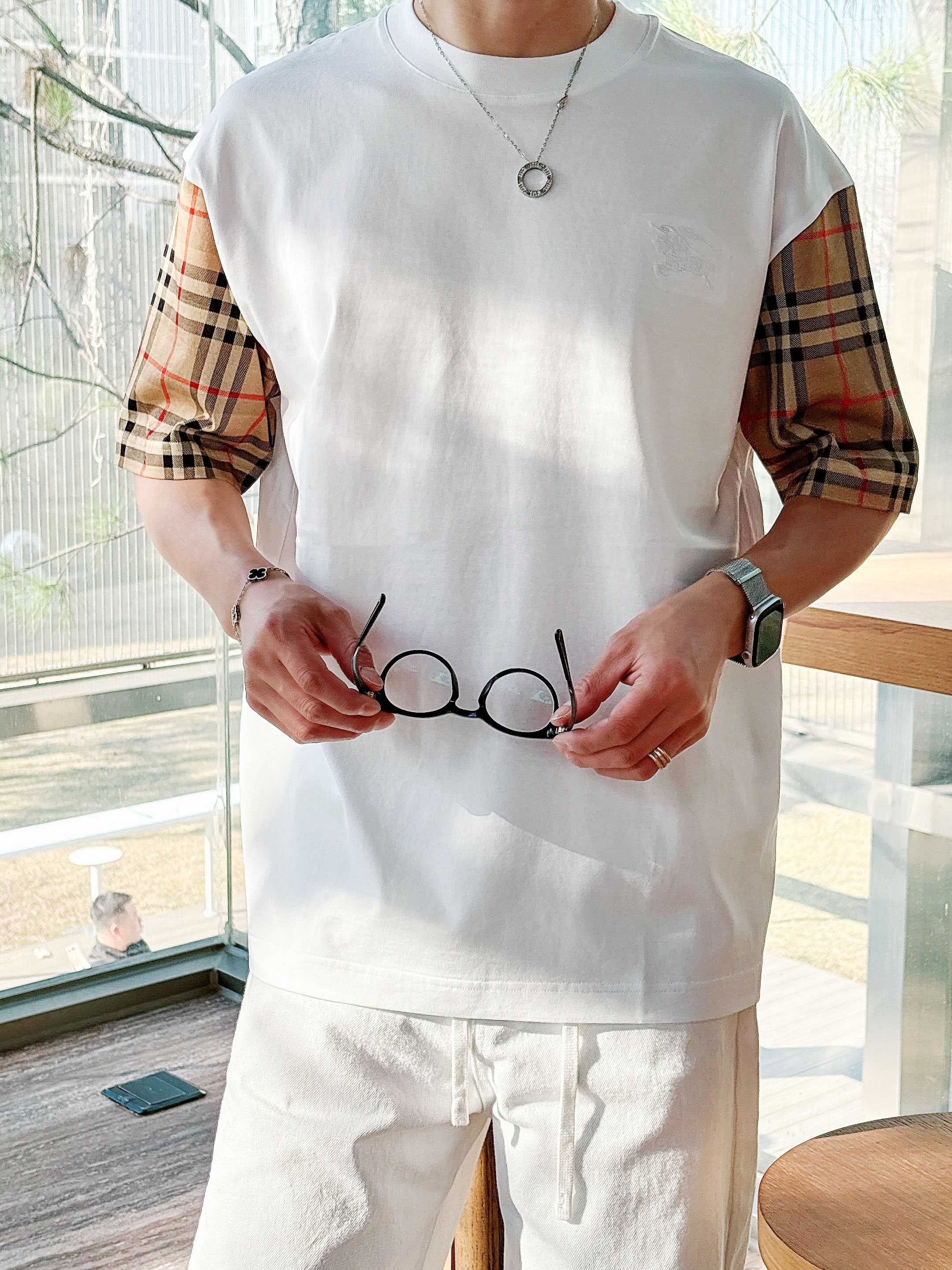 【 巴宝莉 2026春夏 · 高阶定制T恤】🔹 核心面料：秘鲁进口匹马棉 × 顶级丝光工艺🔹 核心体感：