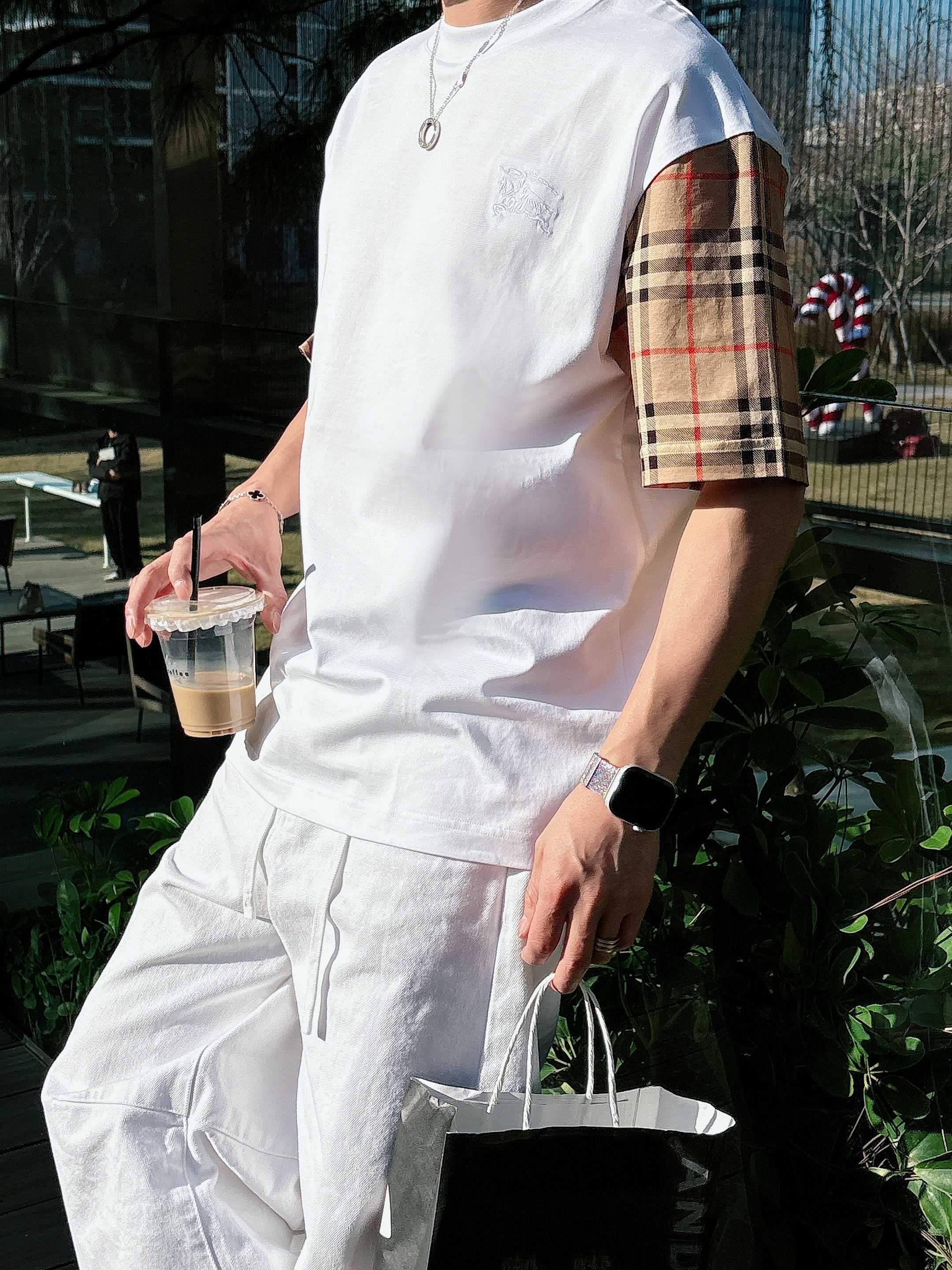 【 巴宝莉 2026春夏 · 高阶定制T恤】🔹 核心面料：秘鲁进口匹马棉 × 顶级丝光工艺🔹 核心体感：