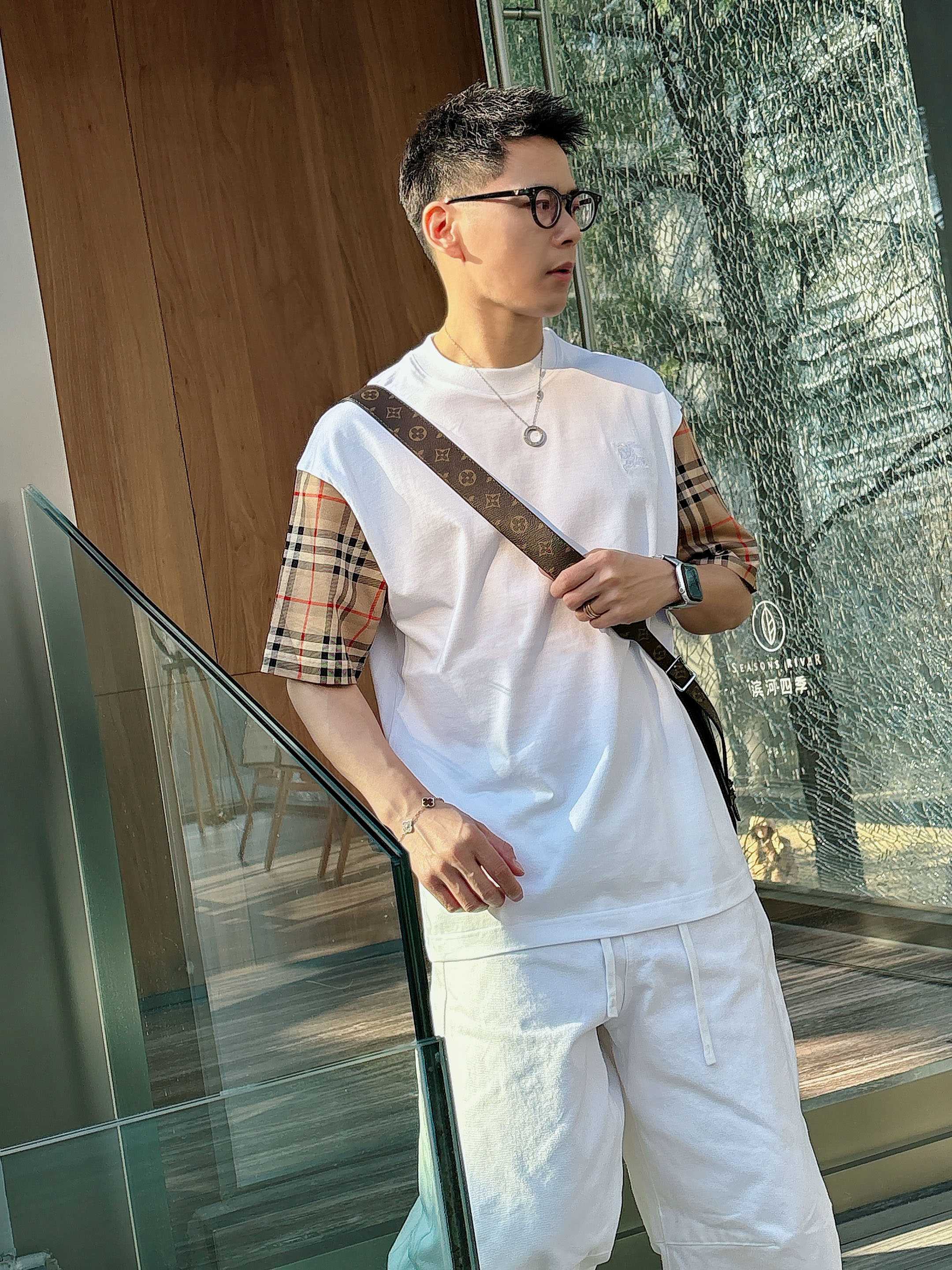 【 巴宝莉 2026春夏 · 高阶定制T恤】🔹 核心面料：秘鲁进口匹马棉 × 顶级丝光工艺🔹 核心体感：