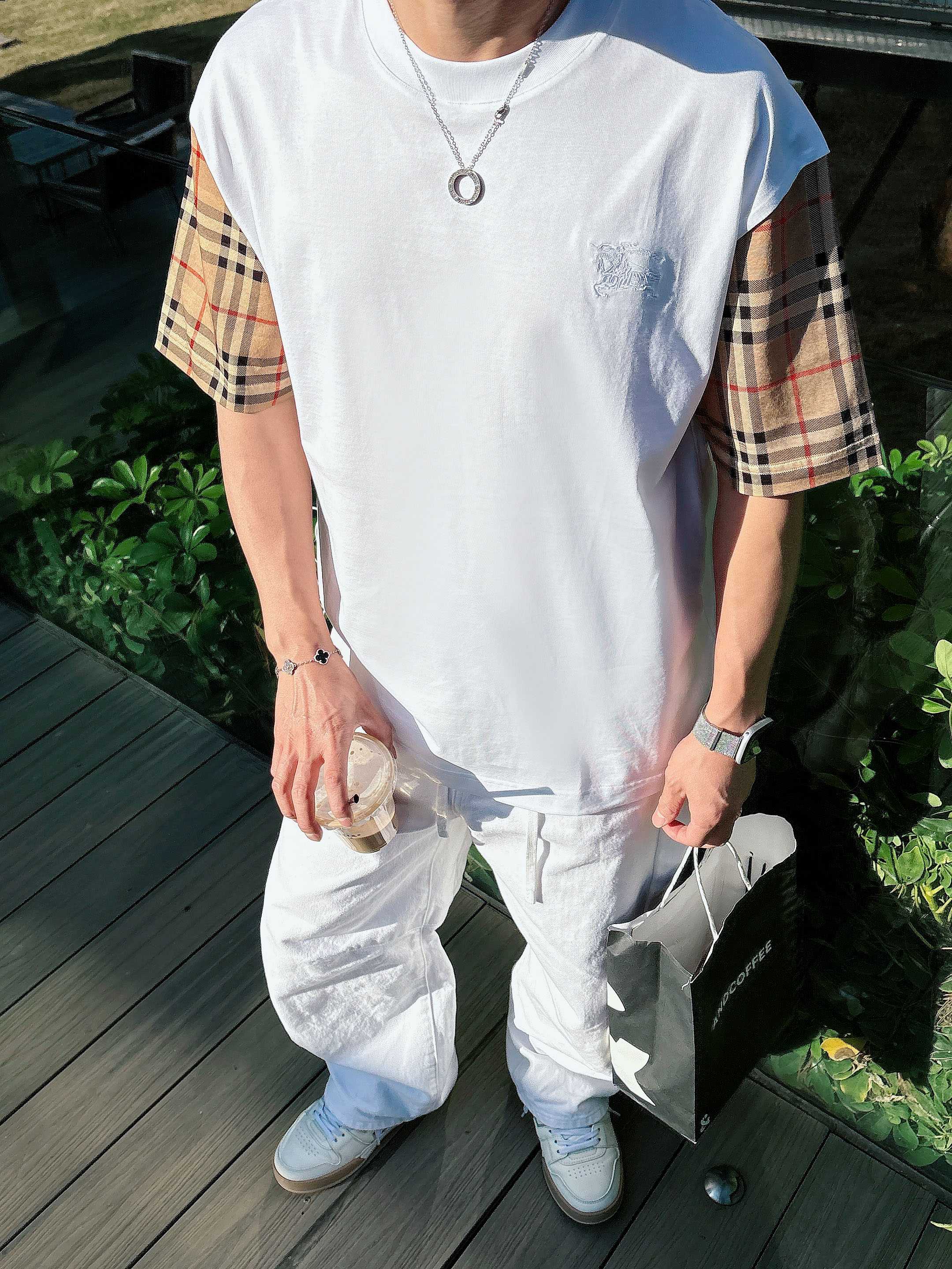 【 巴宝莉 2026春夏 · 高阶定制T恤】🔹 核心面料：秘鲁进口匹马棉 × 顶级丝光工艺🔹 核心体感：