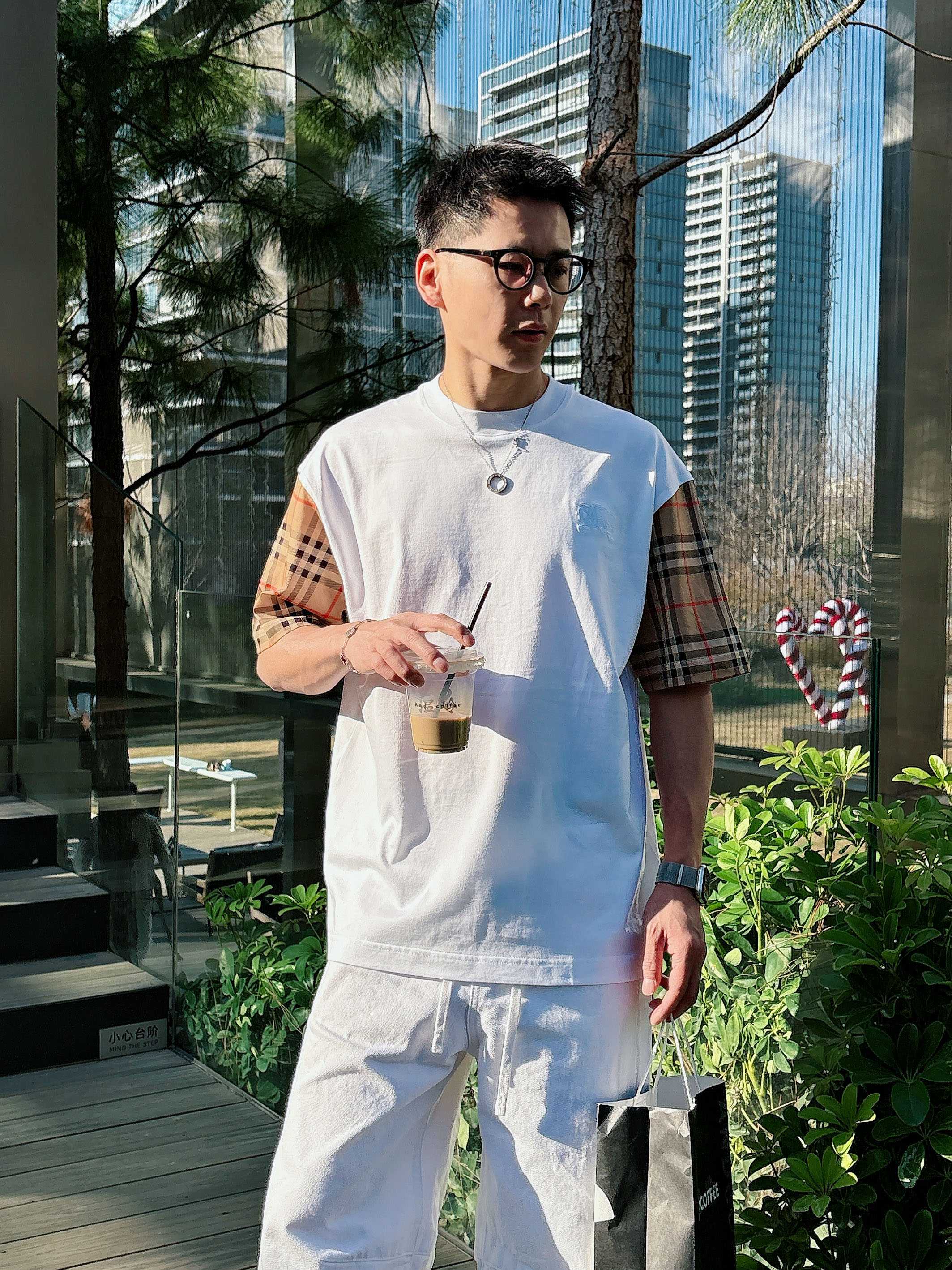 【 巴宝莉 2026春夏 · 高阶定制T恤】🔹 核心面料：秘鲁进口匹马棉 × 顶级丝光工艺🔹 核心体感：