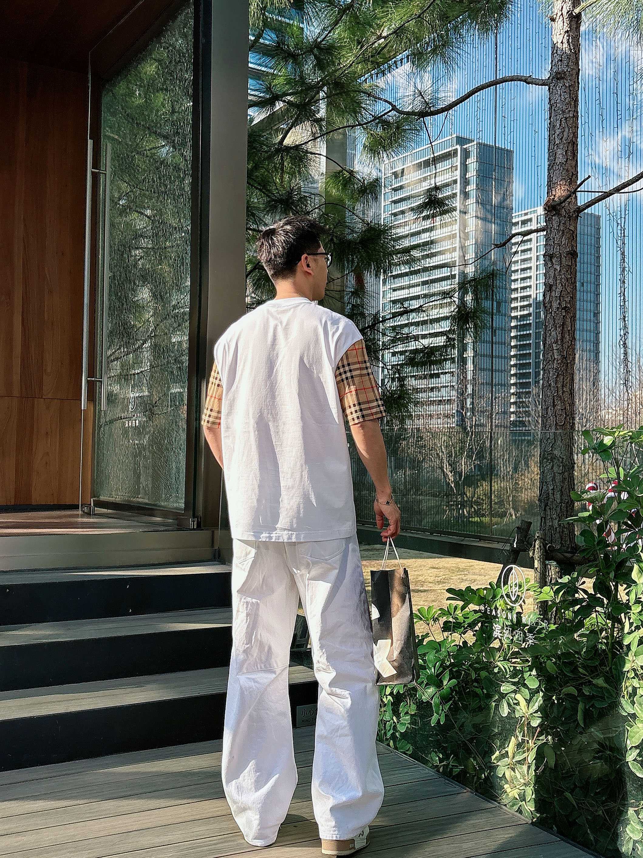 【 巴宝莉 2026春夏 · 高阶定制T恤】🔹 核心面料：秘鲁进口匹马棉 × 顶级丝光工艺🔹 核心体感：