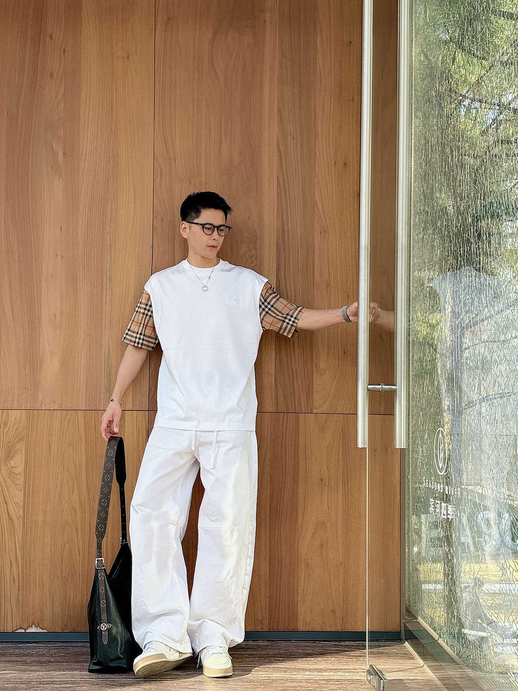 【 巴宝莉 2026春夏 · 高阶定制T恤】🔹 核心面料：秘鲁进口匹马棉 × 顶级丝光工艺🔹 核心体感：