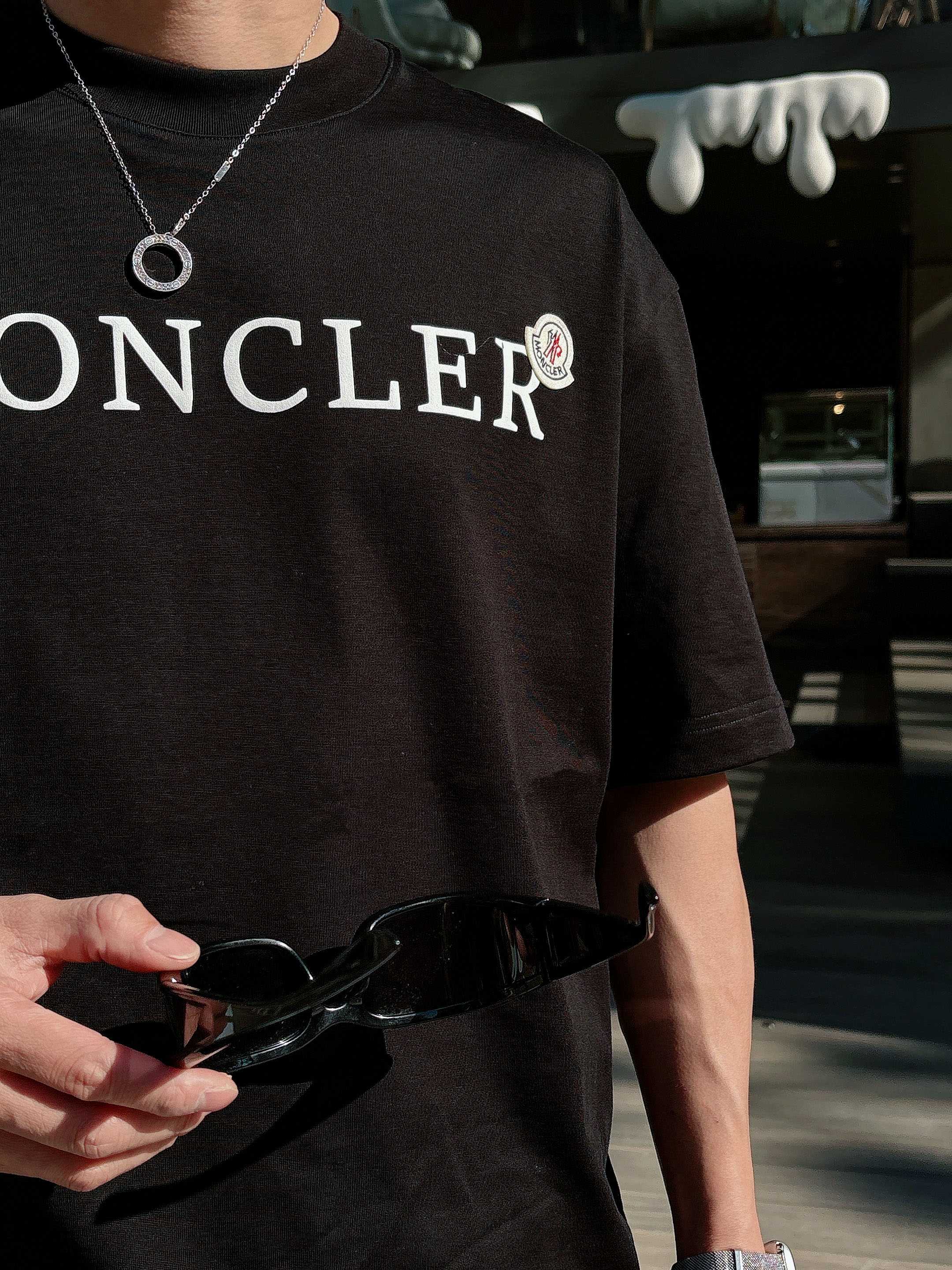 【 蒙口 2026春夏 · 高阶定制T恤】🔹 核心面料：秘鲁进口匹马棉 × 顶级丝光工艺🔹 核心体感：蚕