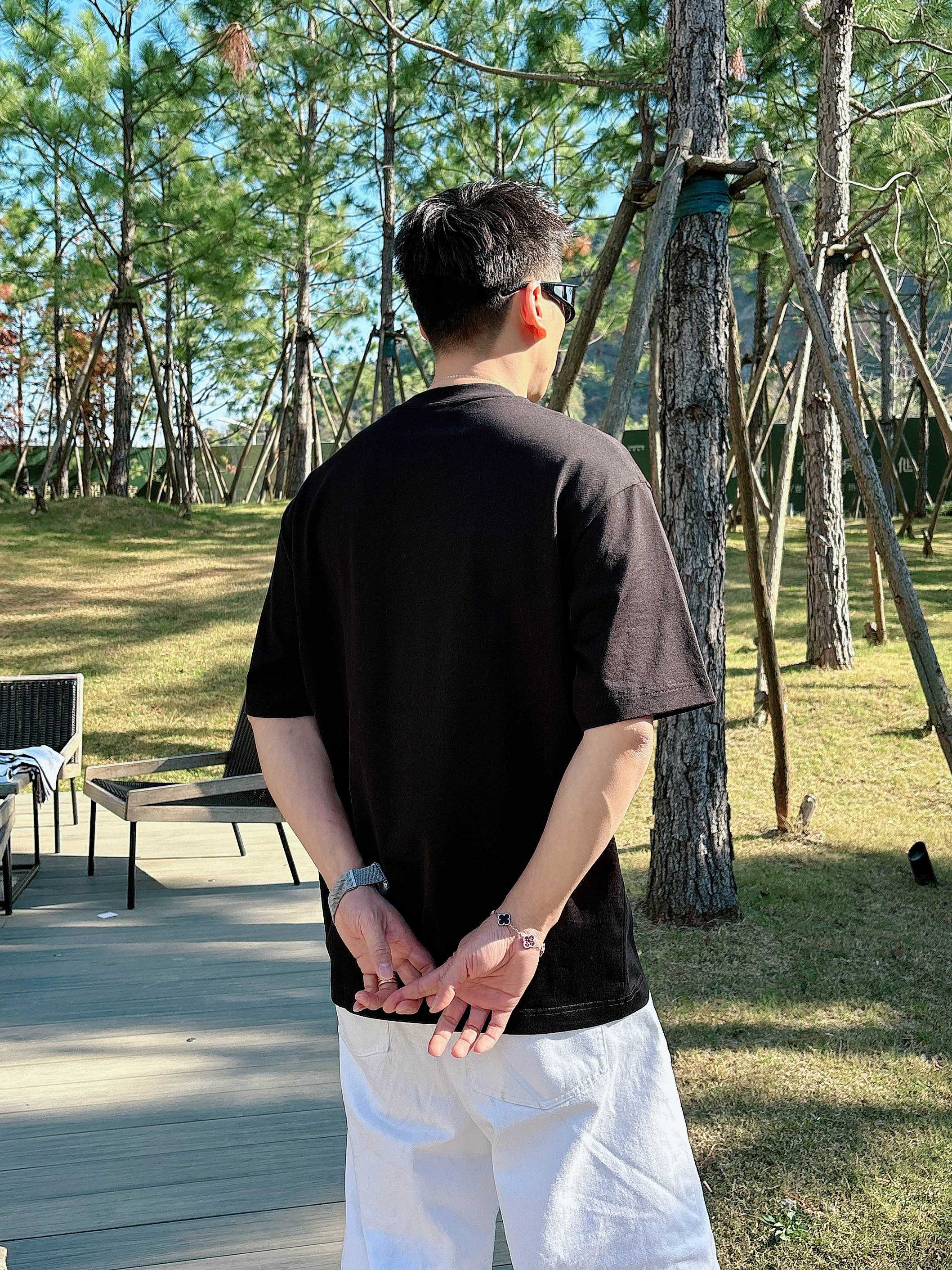 【 蒙口 2026春夏 · 高阶定制T恤】🔹 核心面料：秘鲁进口匹马棉 × 顶级丝光工艺🔹 核心体感：蚕