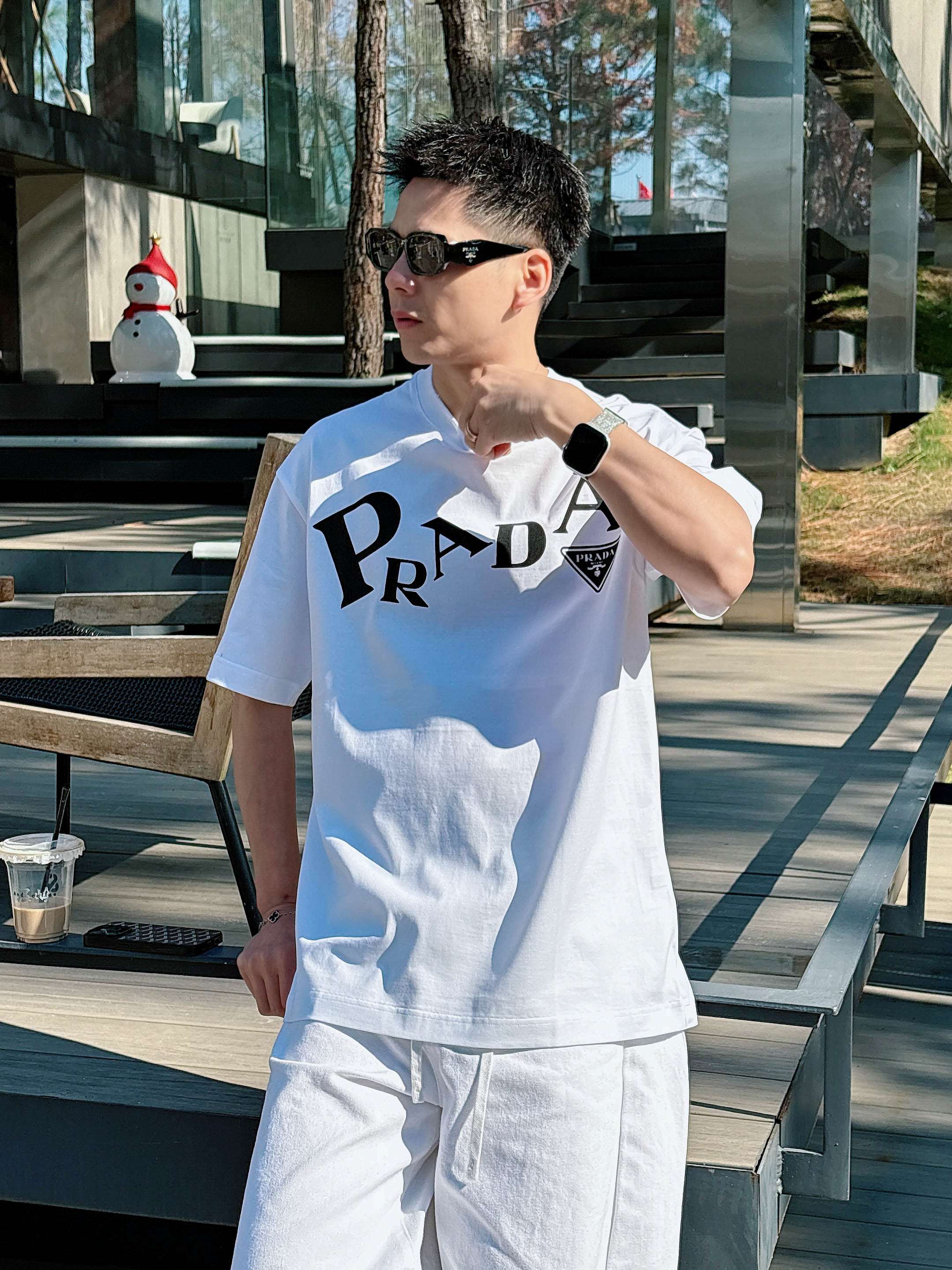 【 普拉达 2026春夏 · 高阶定制T恤】🔹 核心面料：秘鲁进口匹马棉 × 顶级丝光工艺🔹 核心体感：