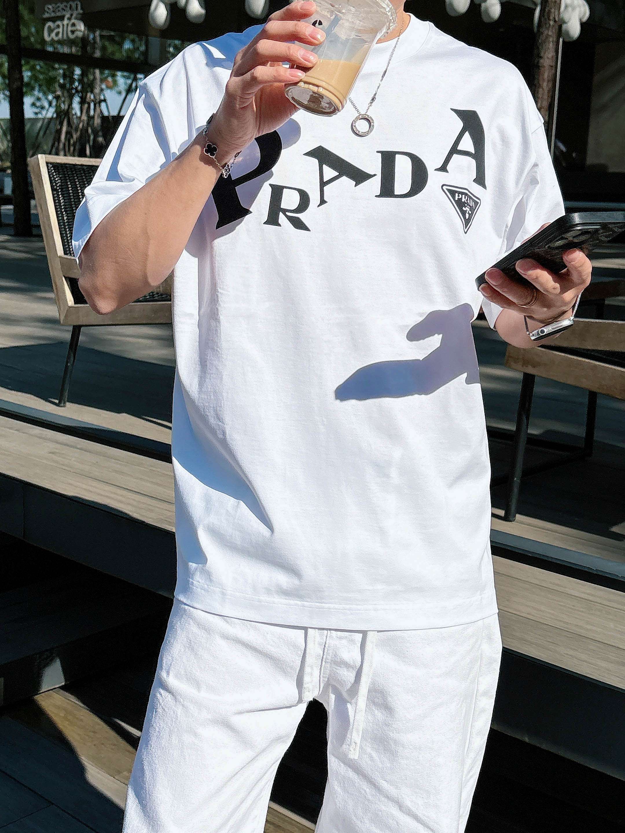 【 普拉达 2026春夏 · 高阶定制T恤】🔹 核心面料：秘鲁进口匹马棉 × 顶级丝光工艺🔹 核心体感：