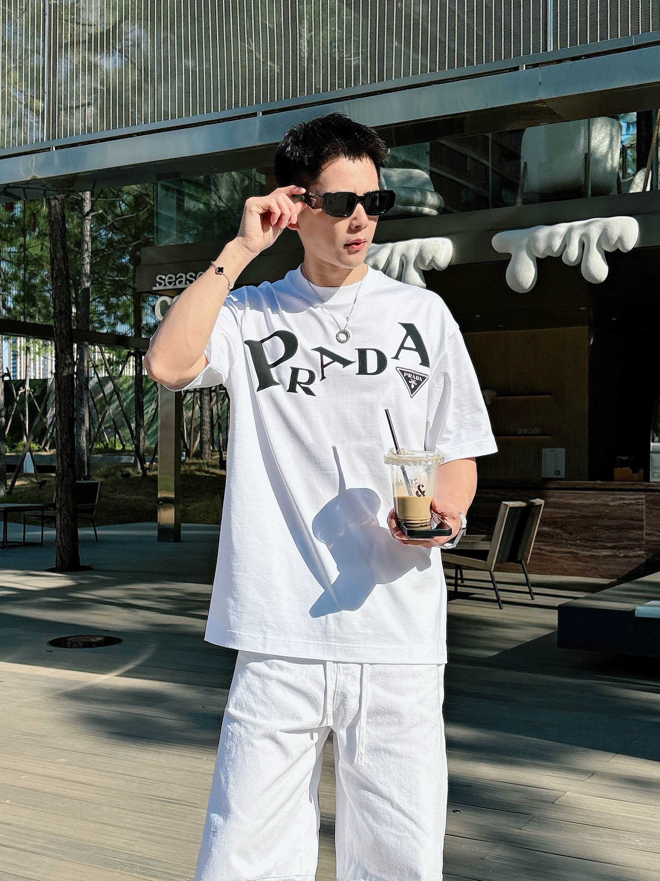 【 普拉达 2026春夏 · 高阶定制T恤】🔹 核心面料：秘鲁进口匹马棉 × 顶级丝光工艺🔹 核心体感：