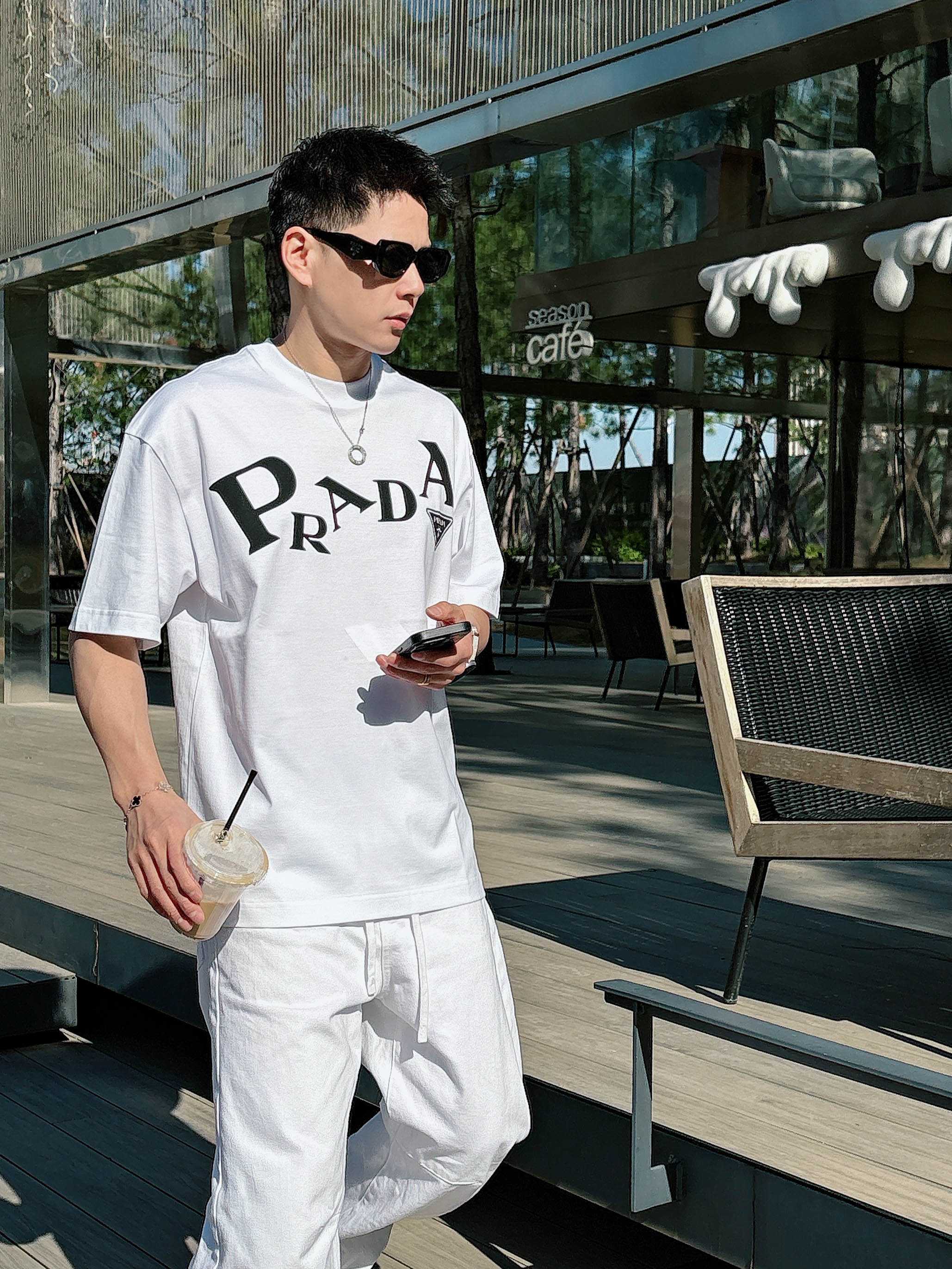 【 普拉达 2026春夏 · 高阶定制T恤】🔹 核心面料：秘鲁进口匹马棉 × 顶级丝光工艺🔹 核心体感：