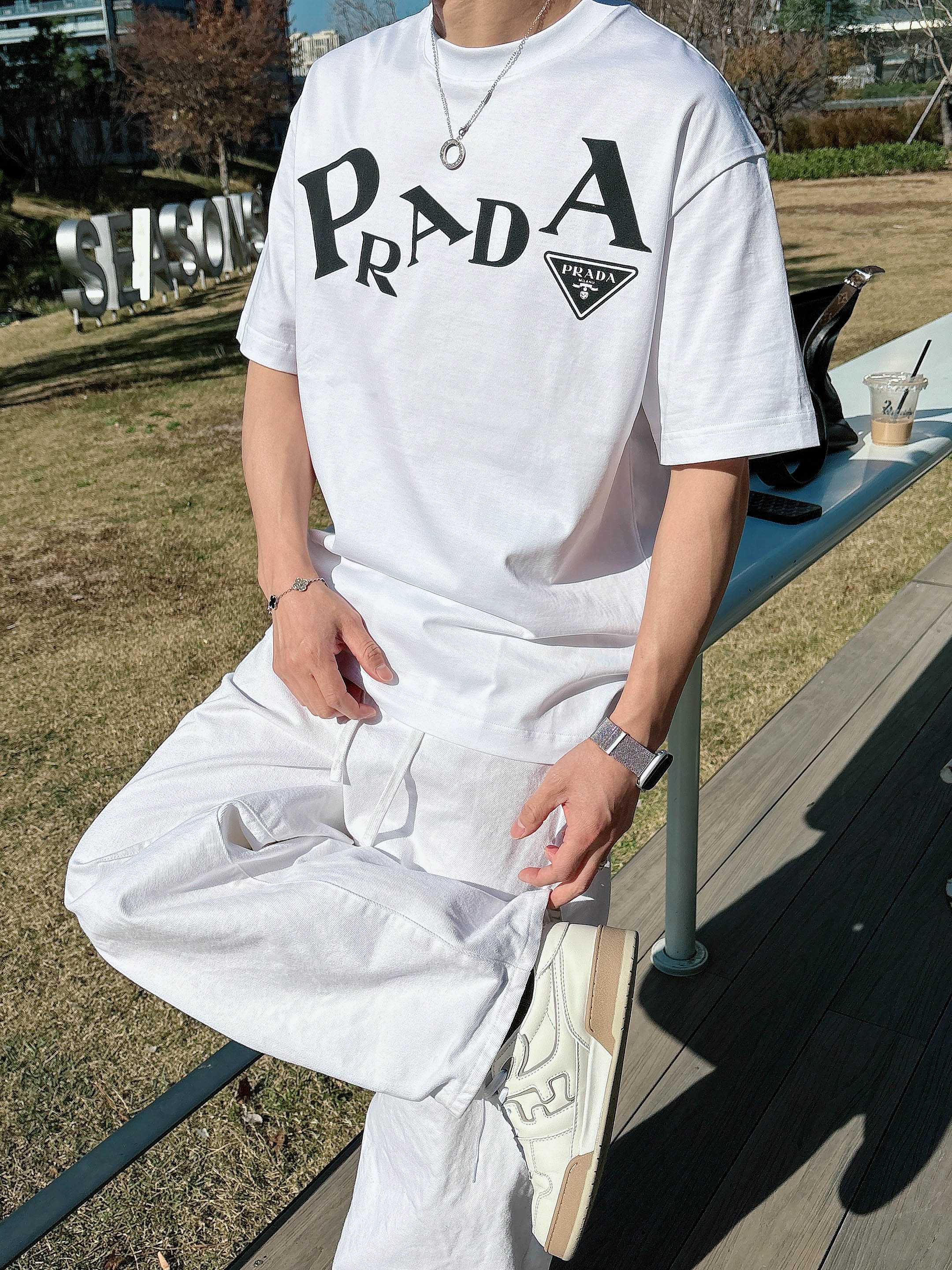 【 普拉达 2026春夏 · 高阶定制T恤】🔹 核心面料：秘鲁进口匹马棉 × 顶级丝光工艺🔹 核心体感：