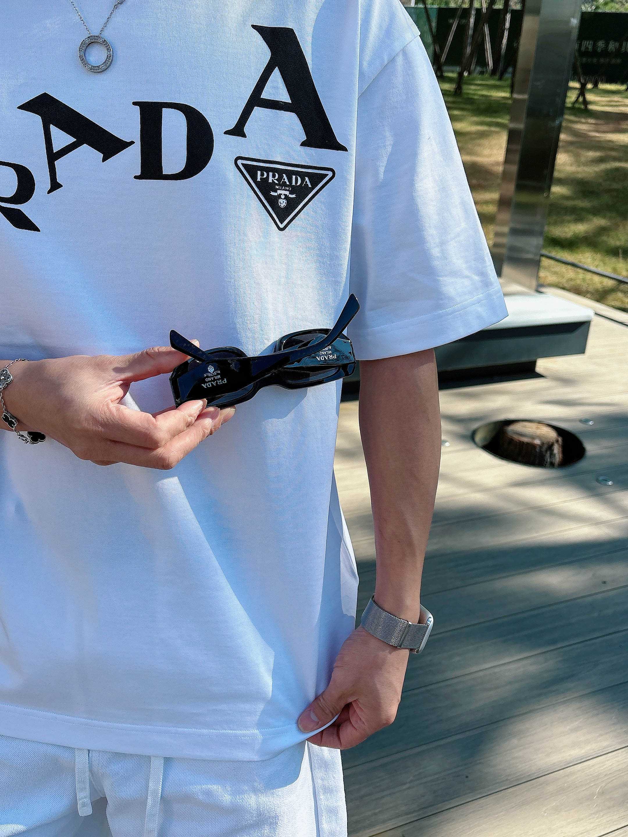 【 普拉达 2026春夏 · 高阶定制T恤】🔹 核心面料：秘鲁进口匹马棉 × 顶级丝光工艺🔹 核心体感：