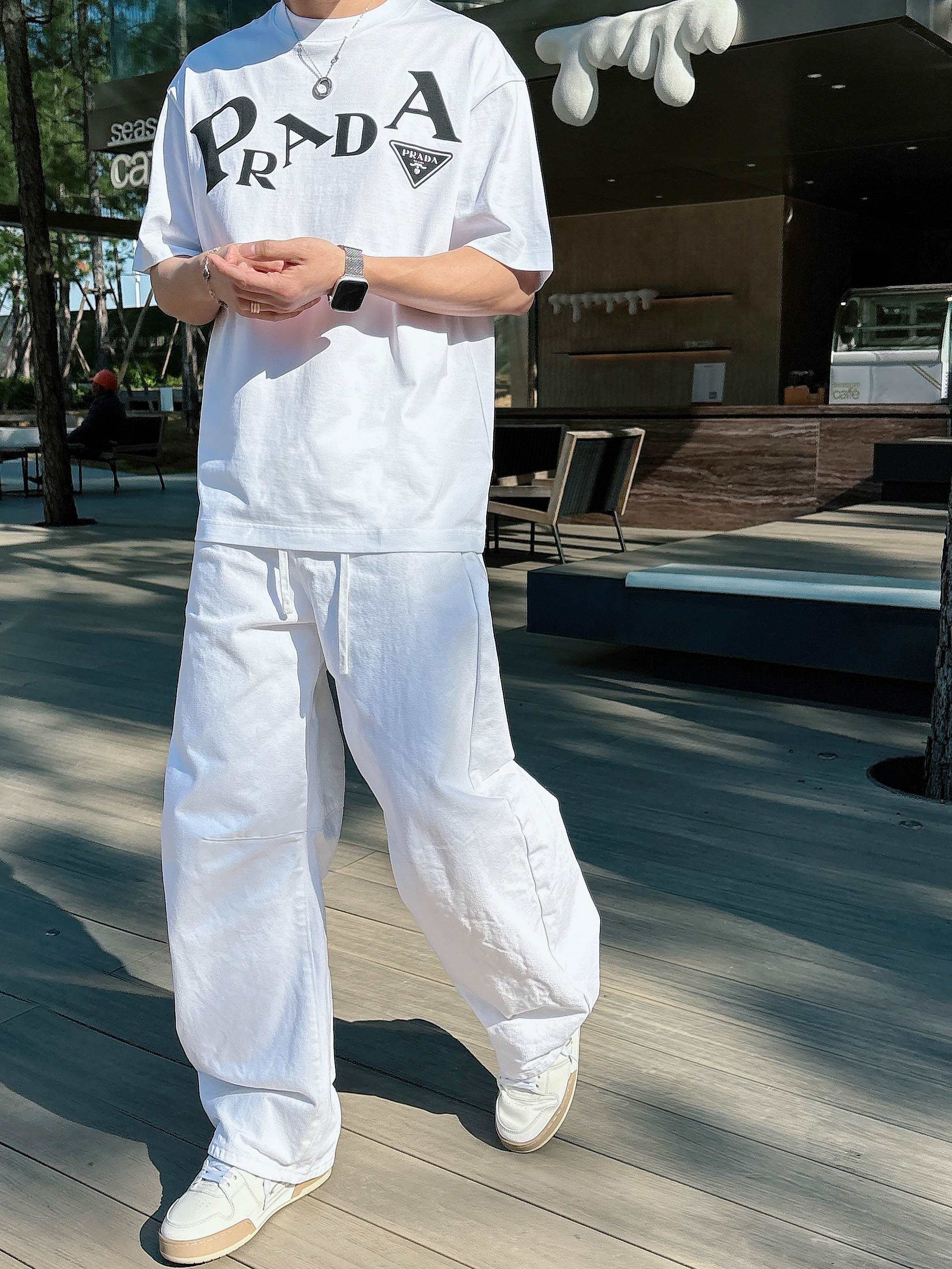 【 普拉达 2026春夏 · 高阶定制T恤】🔹 核心面料：秘鲁进口匹马棉 × 顶级丝光工艺🔹 核心体感：