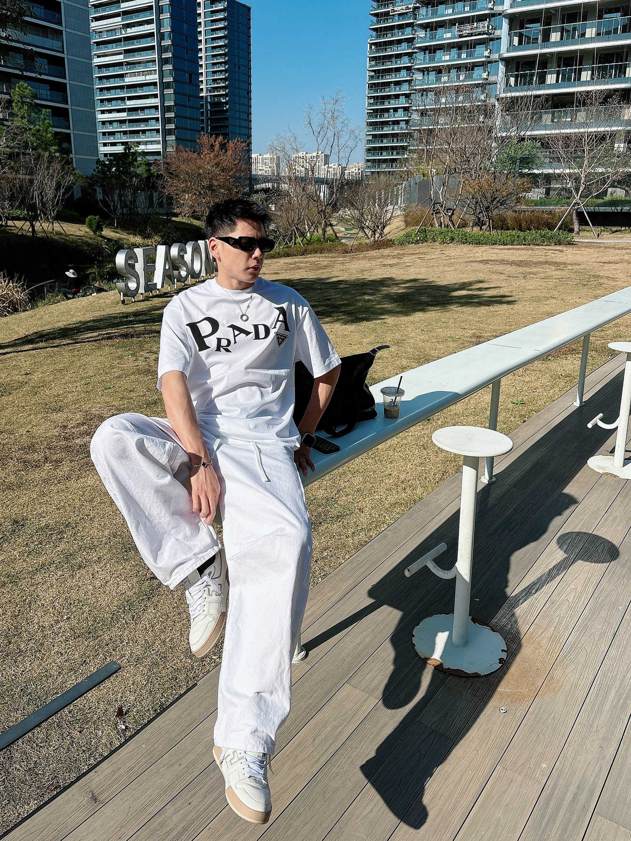 【 普拉达 2026春夏 · 高阶定制T恤】🔹 核心面料：秘鲁进口匹马棉 × 顶级丝光工艺🔹 核心体感：