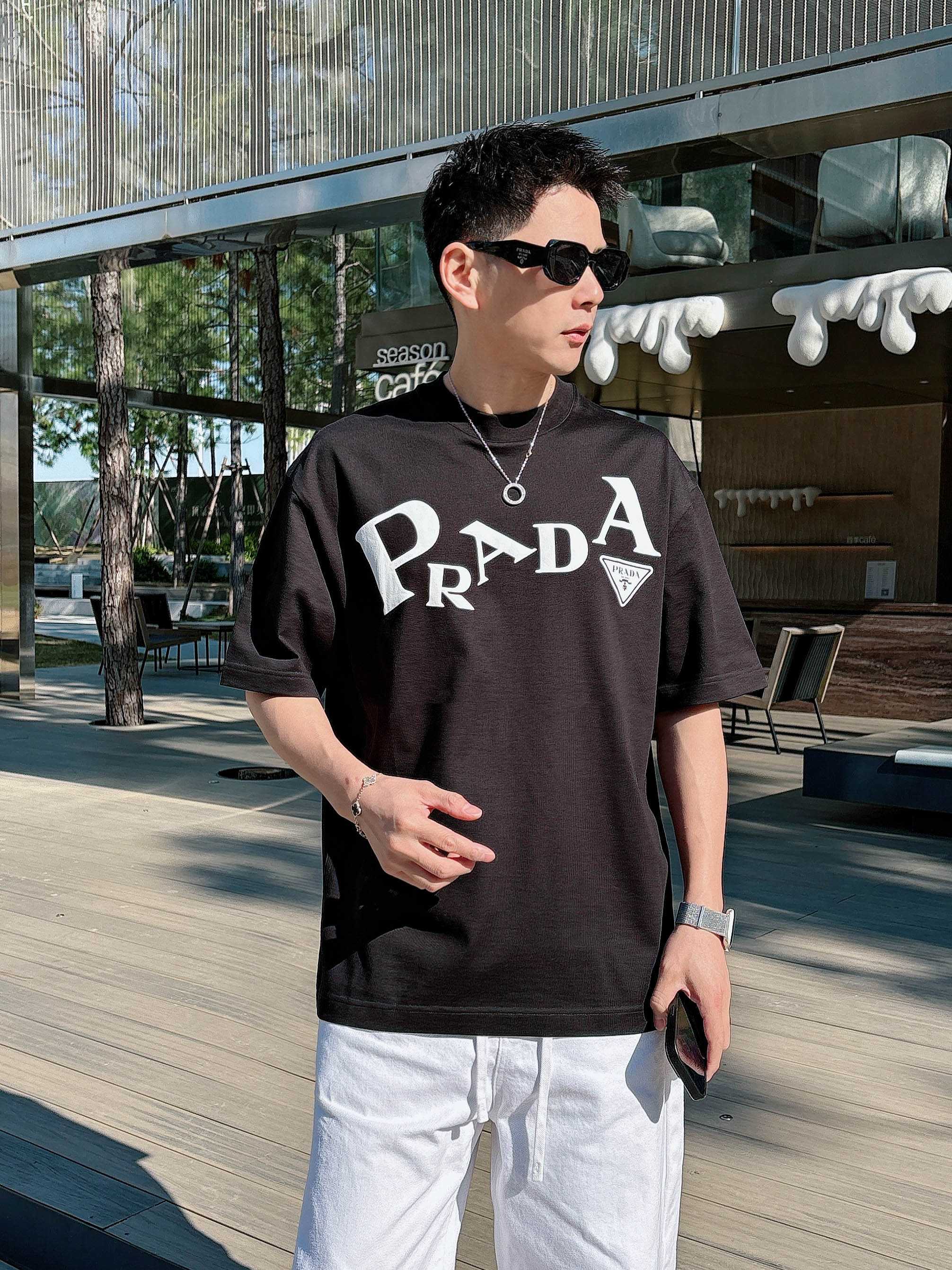 【 普拉达 2026春夏 · 高阶定制T恤】🔹 核心面料：秘鲁进口匹马棉 × 顶级丝光工艺🔹 核心体感：
