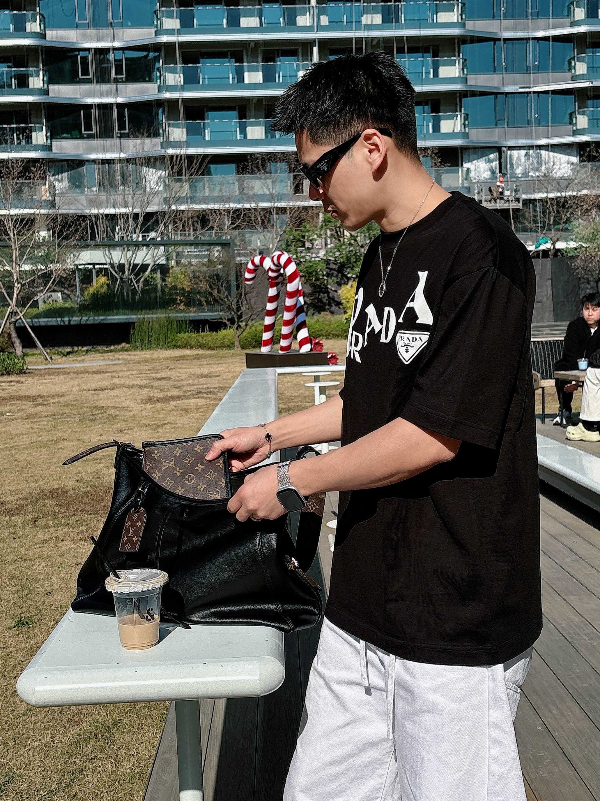 【 普拉达 2026春夏 · 高阶定制T恤】🔹 核心面料：秘鲁进口匹马棉 × 顶级丝光工艺🔹 核心体感：