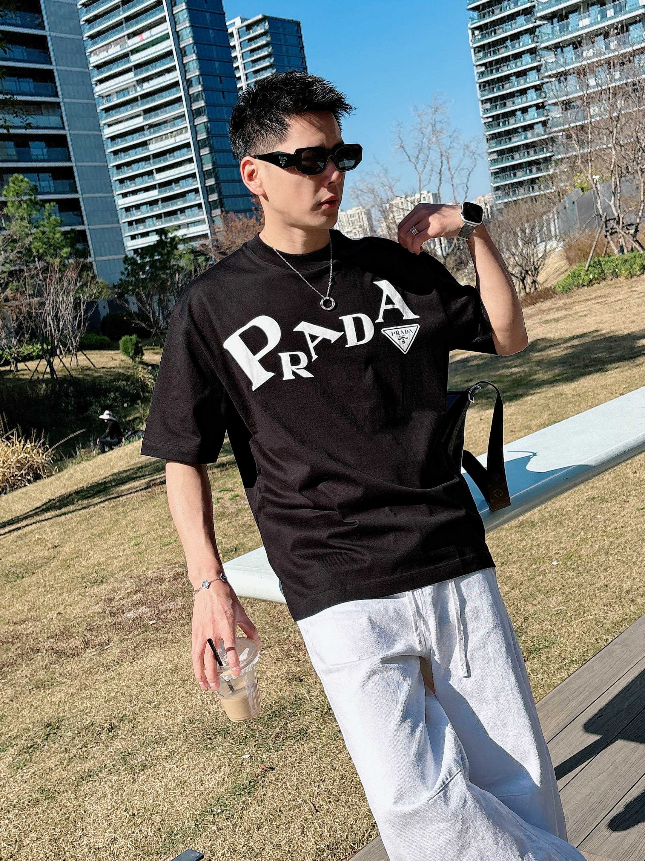 【 普拉达 2026春夏 · 高阶定制T恤】🔹 核心面料：秘鲁进口匹马棉 × 顶级丝光工艺🔹 核心体感：